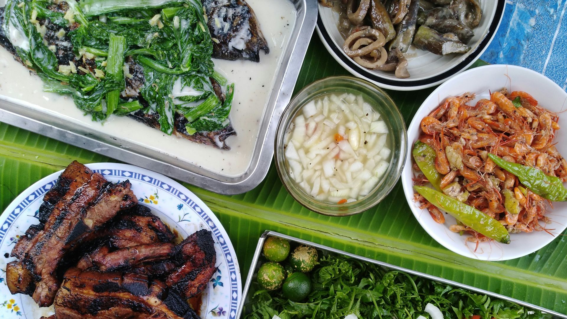 17. Atchara philippin accompagné de viande grillée