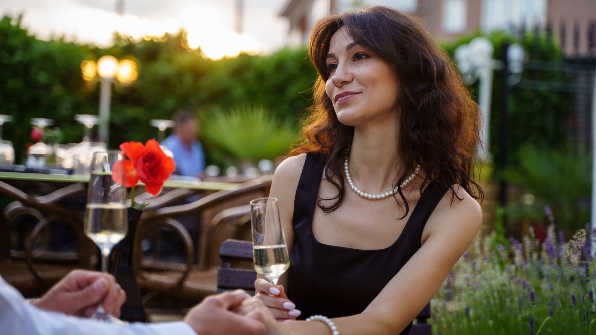 8. Elle lui fait une place dans ses projets
