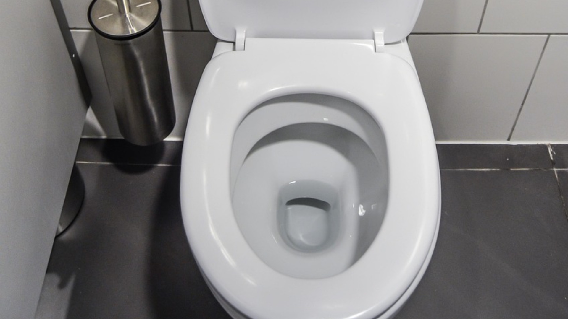 1. Des toilettes dont la chasse d'eau n'a pas été tirée