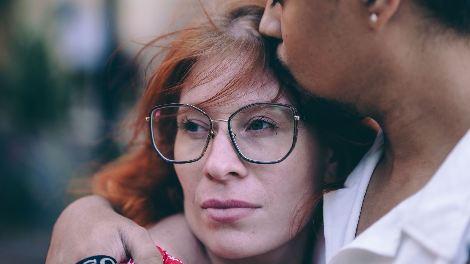 20 signes qui indiquent que votre partenaire vous manipule