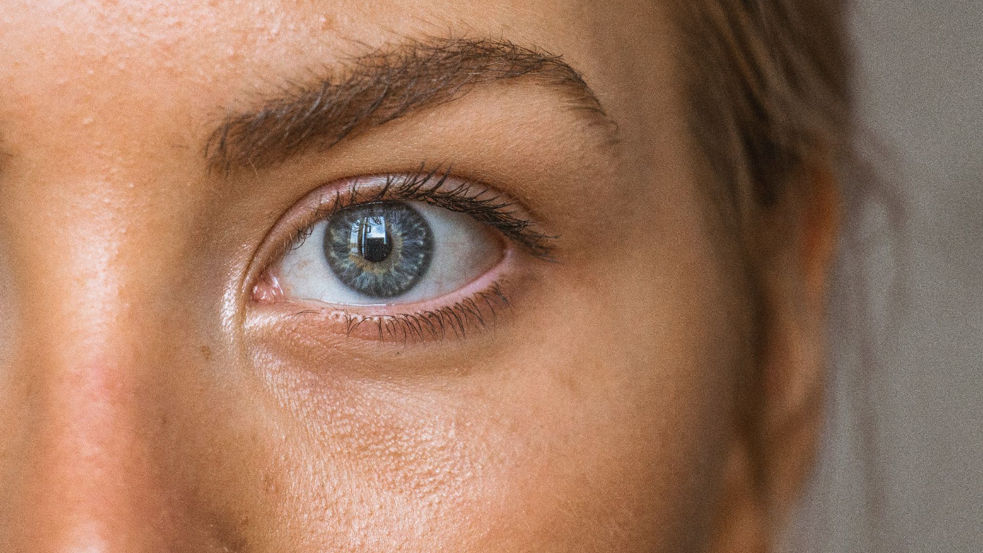 15. Le « flash des sourcils »