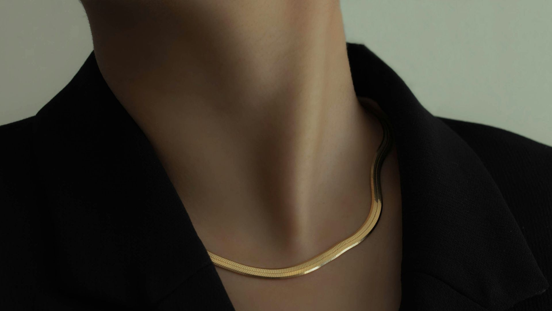 18. Porter moins de bijoux, mais de manière plus réfléchie