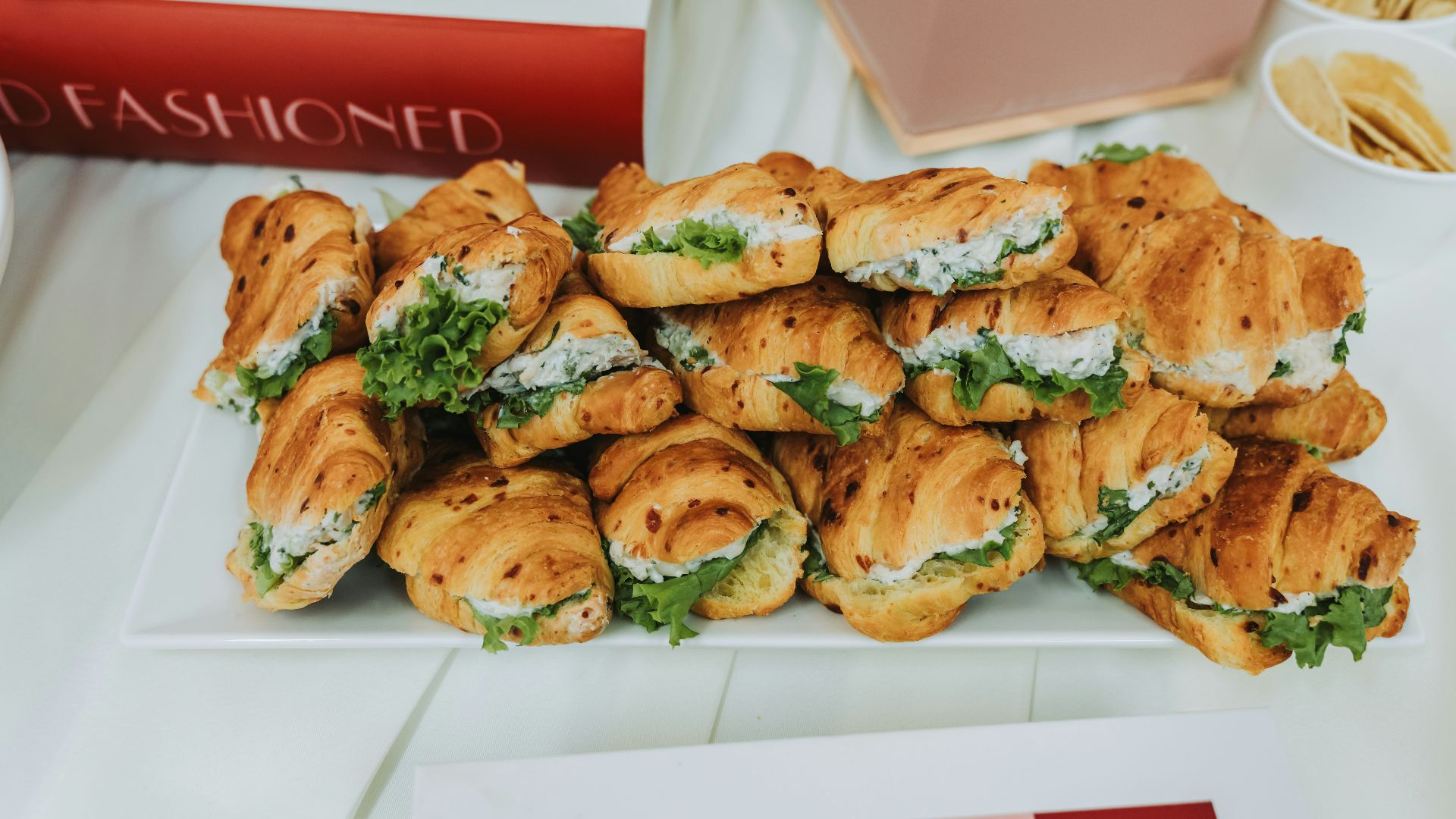 13. Croissants à la salade de poulet