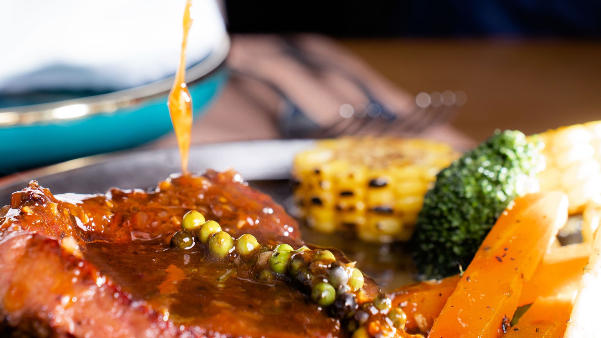 14. Steak aux grains de poivre flambé