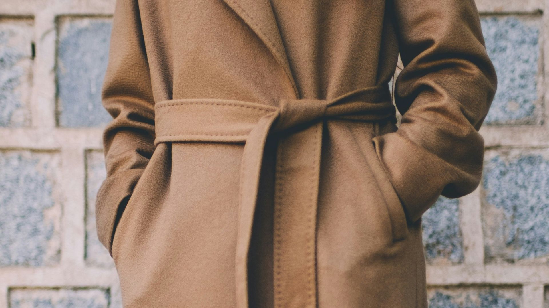 20. Un manteau sur mesure par-dessus une tenue monochrome