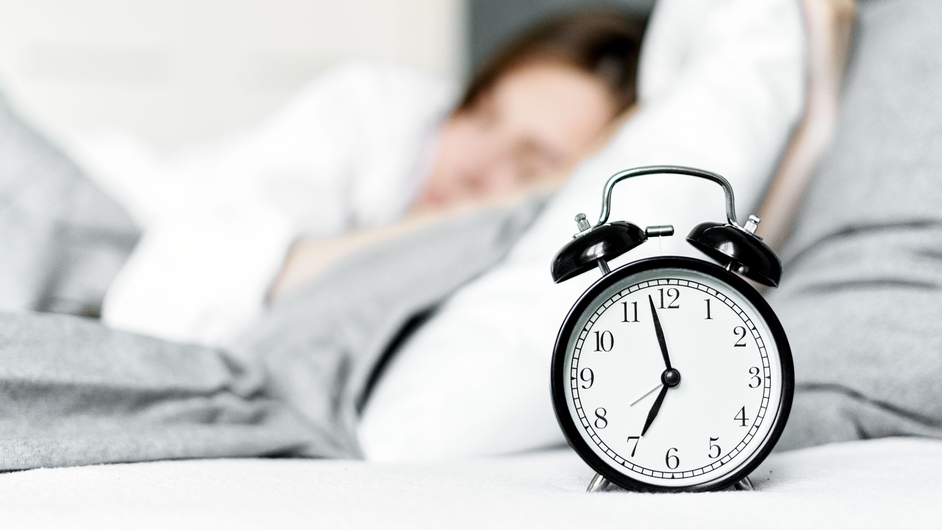 10 erreurs à éviter dans ta routine beauté matinale qui te font arriver en retard (et 10 conseils pour la rendre plus rapide)