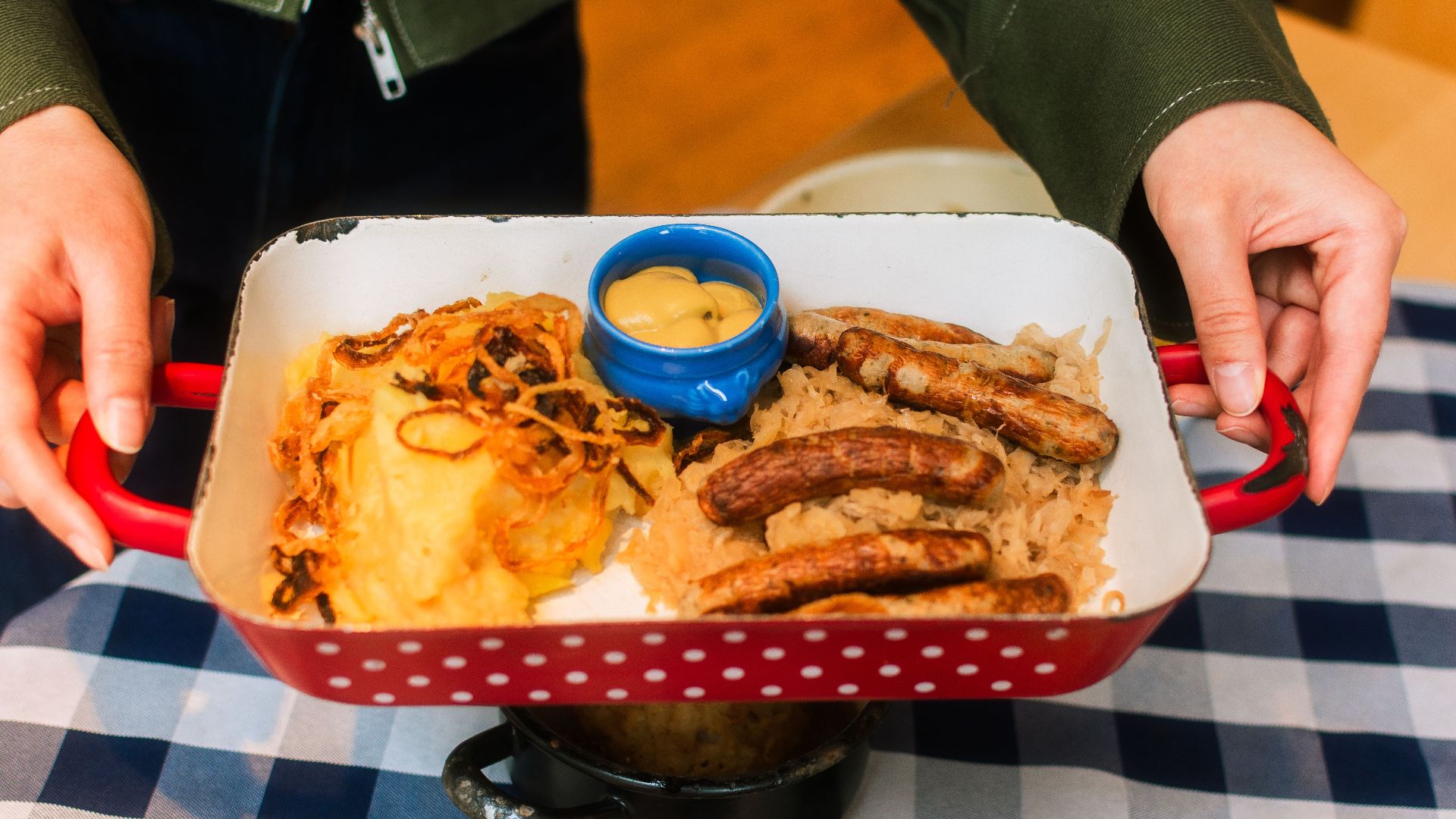2. Saucisses allemandes accompagnées de choucroute