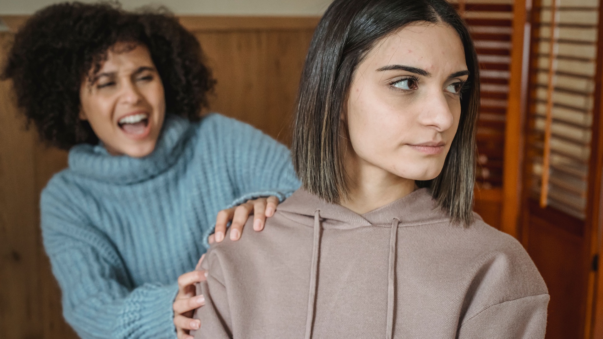 10 signes qui montrent que tes amis te détestent en secret… et 10 qui montrent qu’ils t’aiment