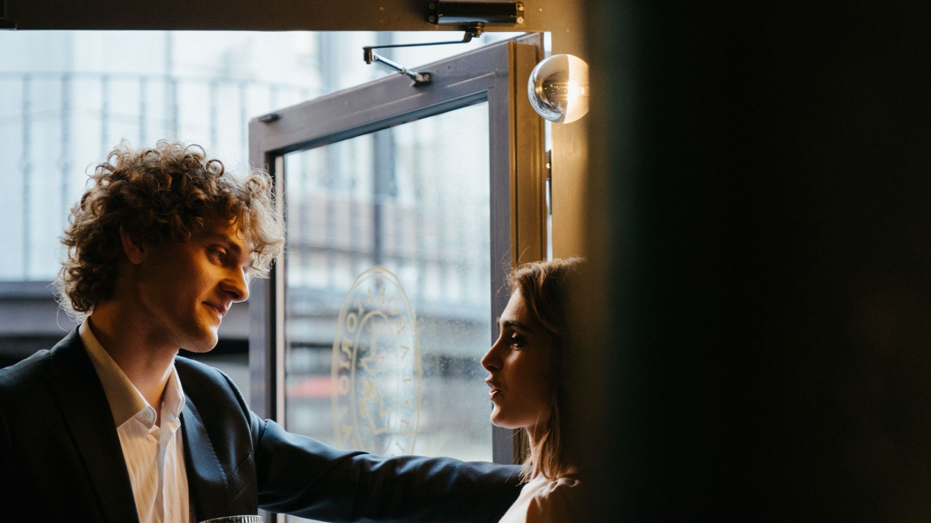 2. Il l'accompagne jusqu'à sa porte