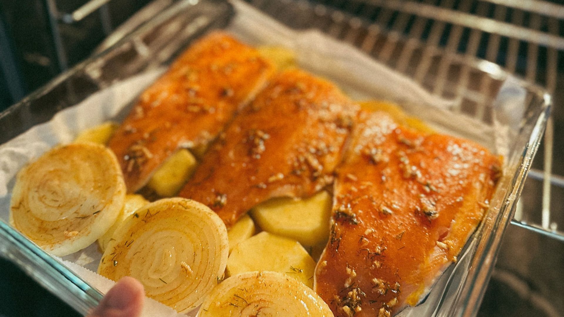 17. Saumon et patates douces au four sur une plaque