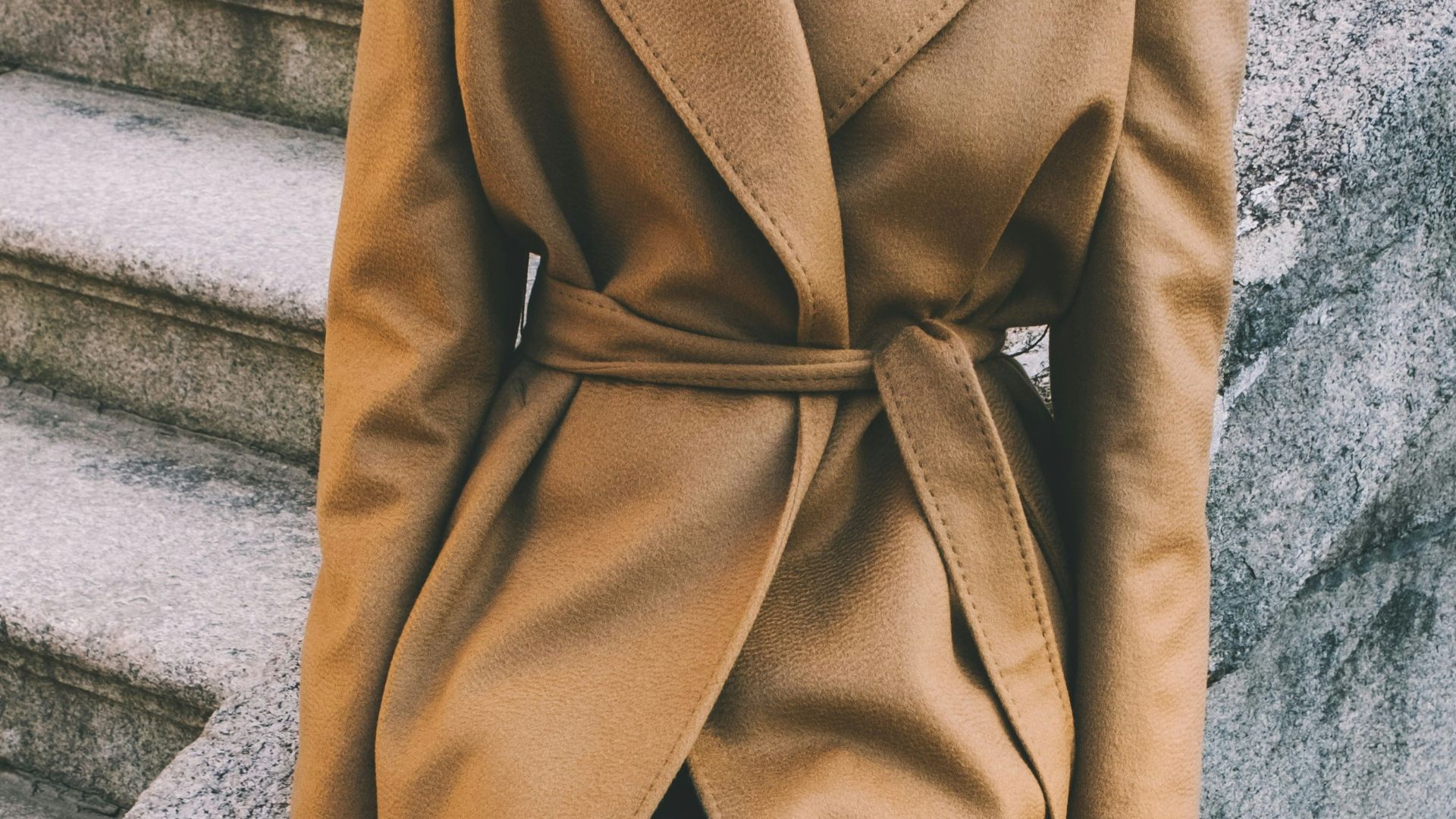 18. Manteau croisé et bottes en cuir montant jusqu'aux genoux