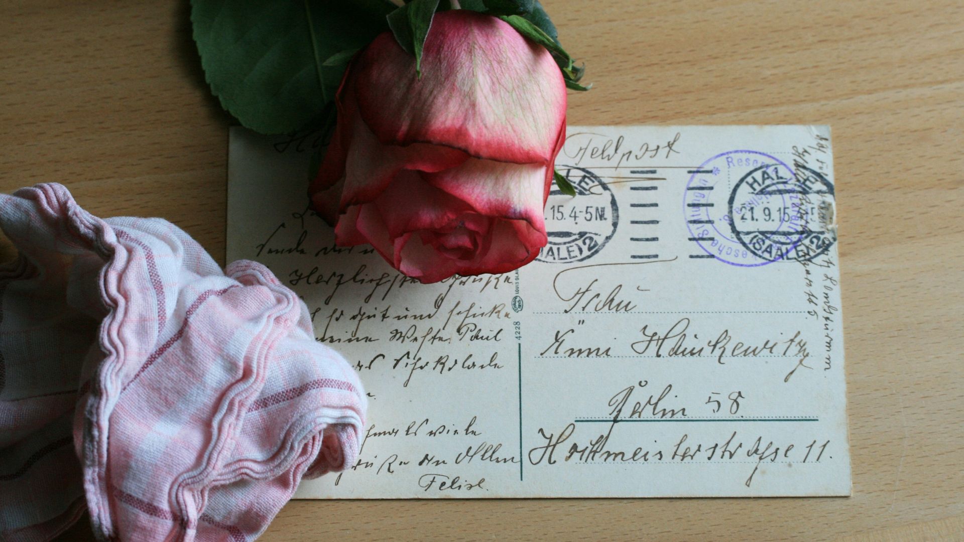 12. Cacher des cartes de Saint-Valentin sous une toile d'araignée en papier