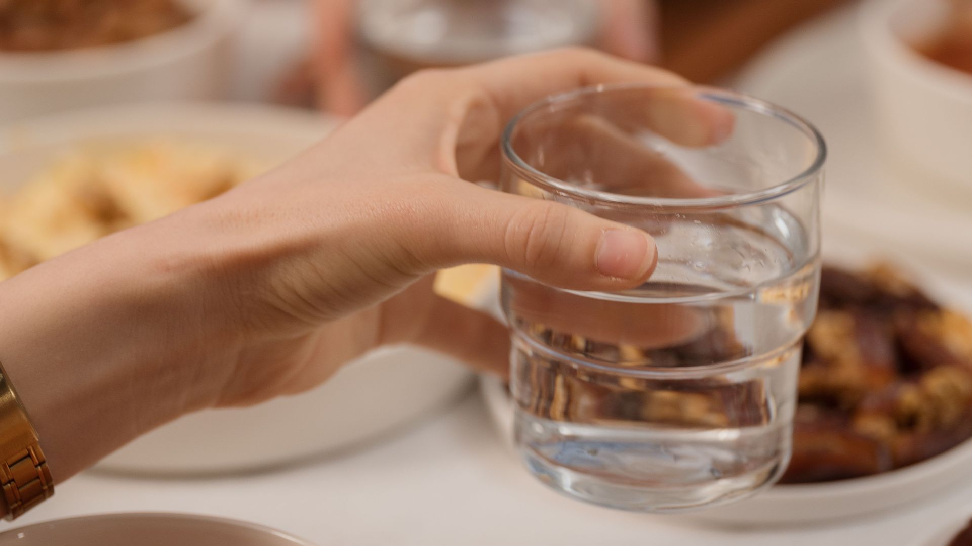 6. Buvez de l'eau entre chaque bouchée