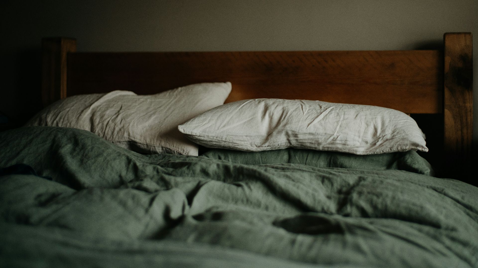 3. Partager son lit avec une planche de bois