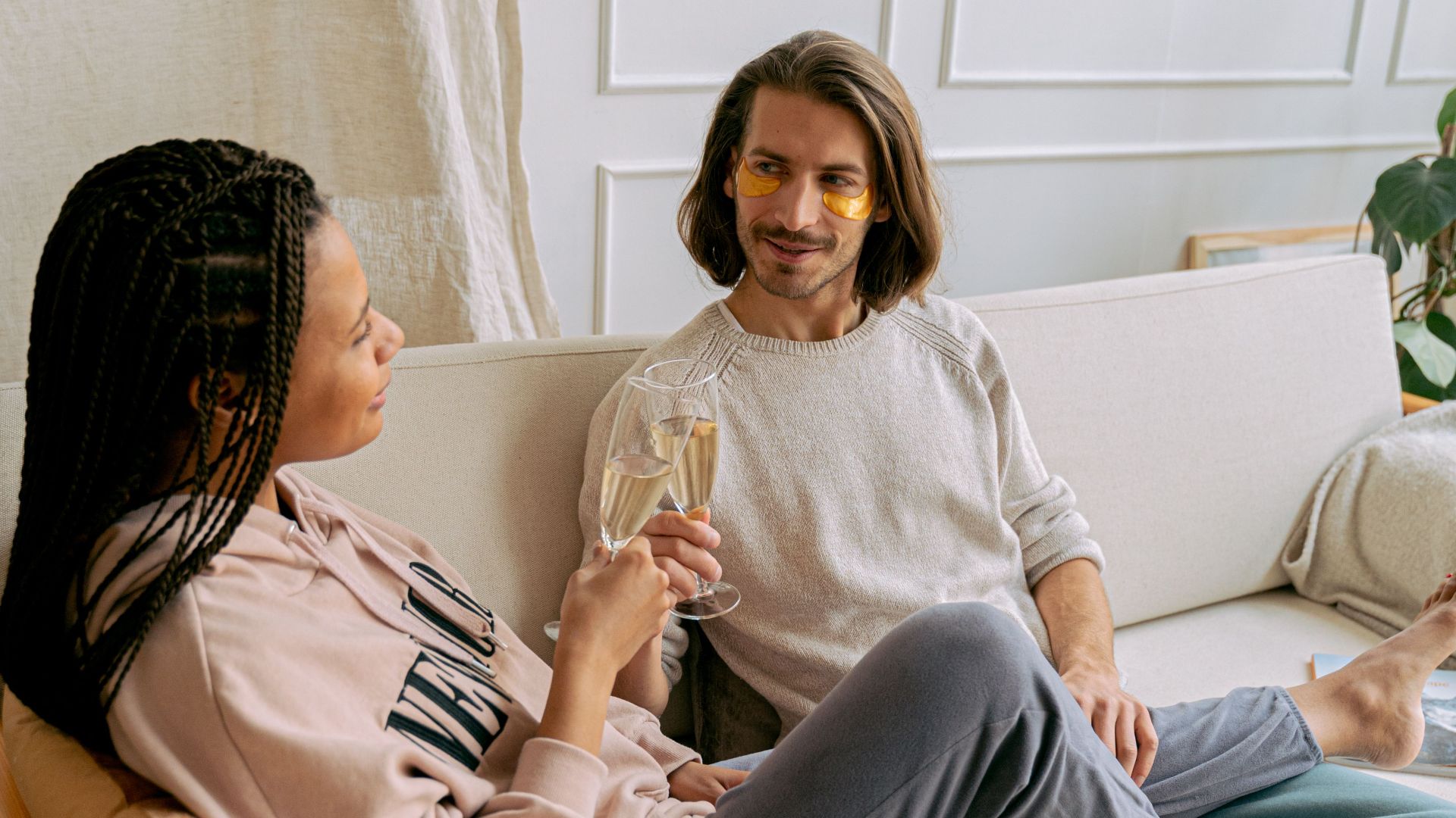 16. Elle le laisse lui expliquer ce qui le passionne