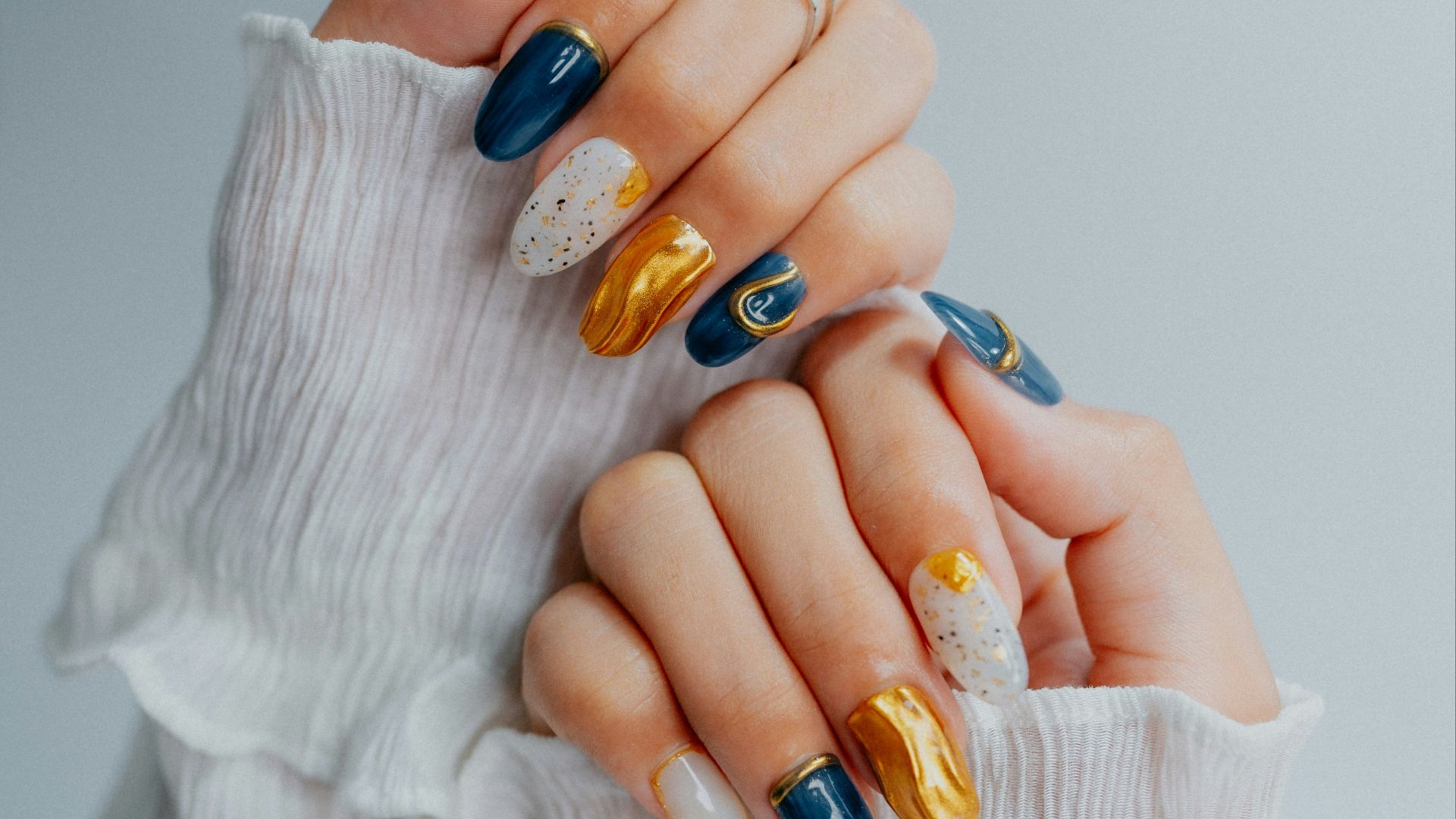 8. Ongles rehaussés d'une touche dorée