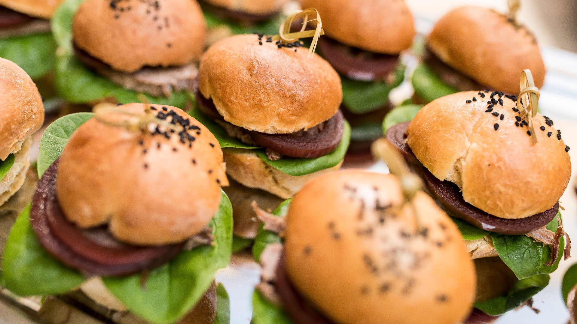 13. Mini-burgers à la moutarde au miel et aux graines de pavot