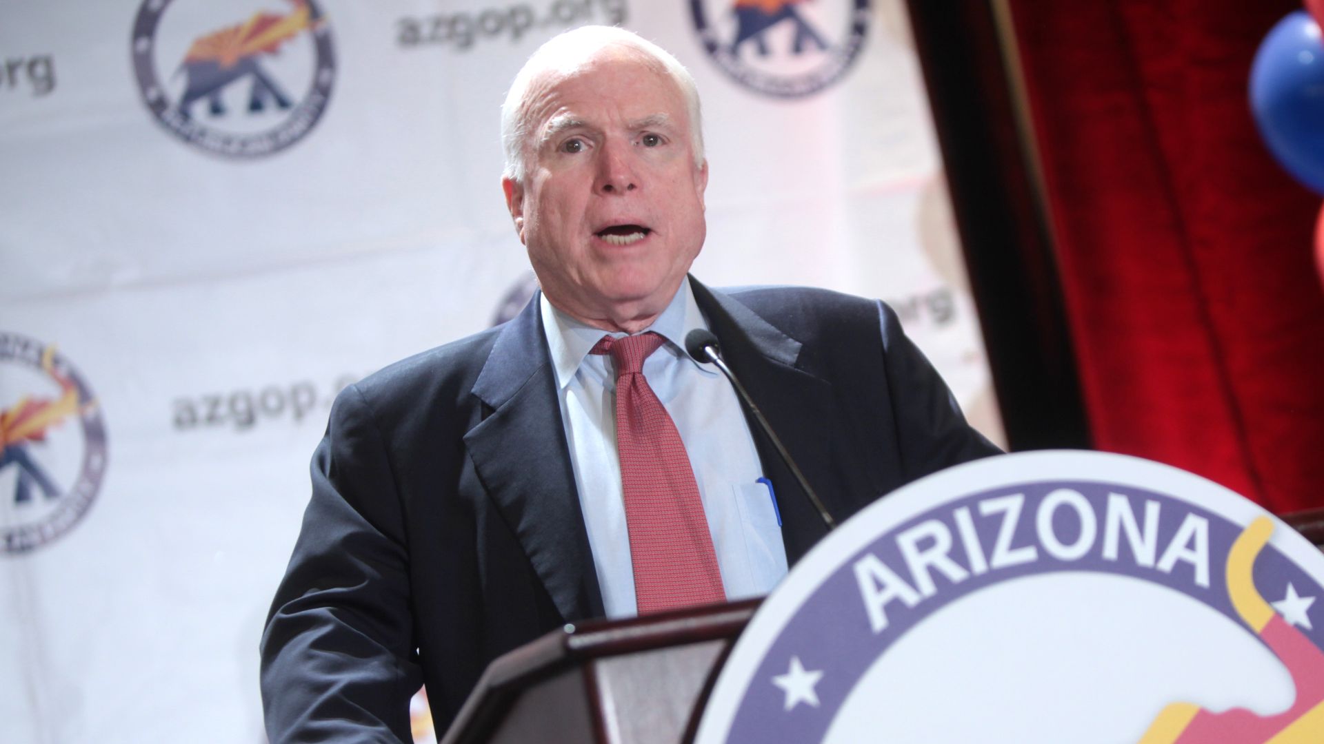 7. John McCain a échappé à une explosion accidentelle sur un porte-avions