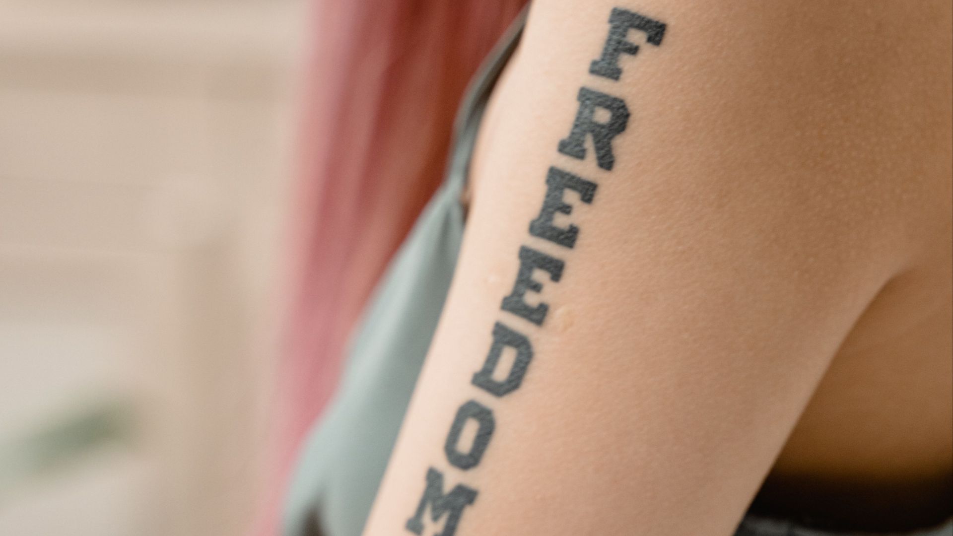 4. Les tatouages avec de grandes lettres