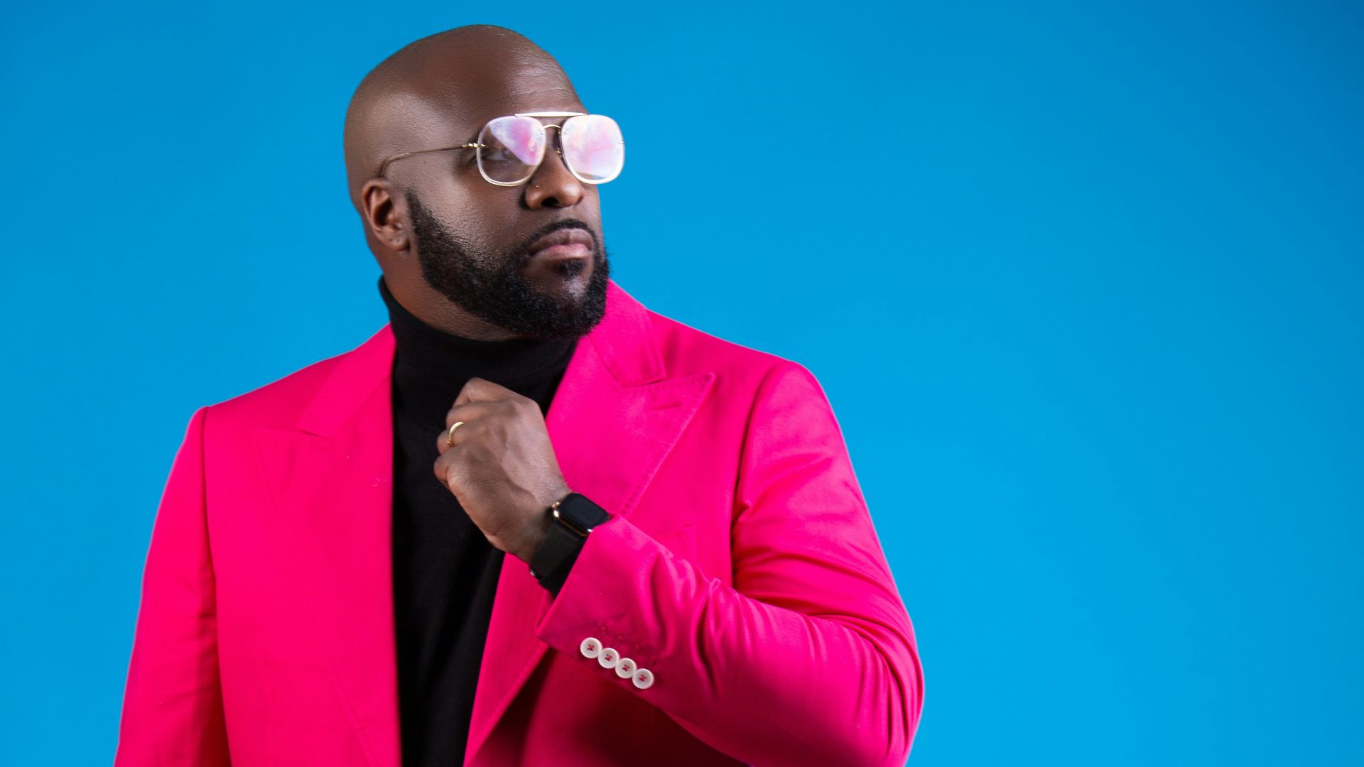 11. Les hommes qui portent des couleurs vives