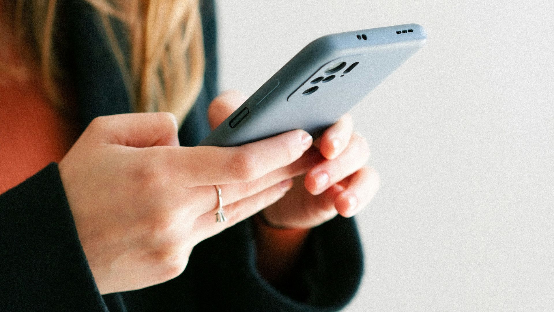 7. C'est elle qui envoie le premier SMS
