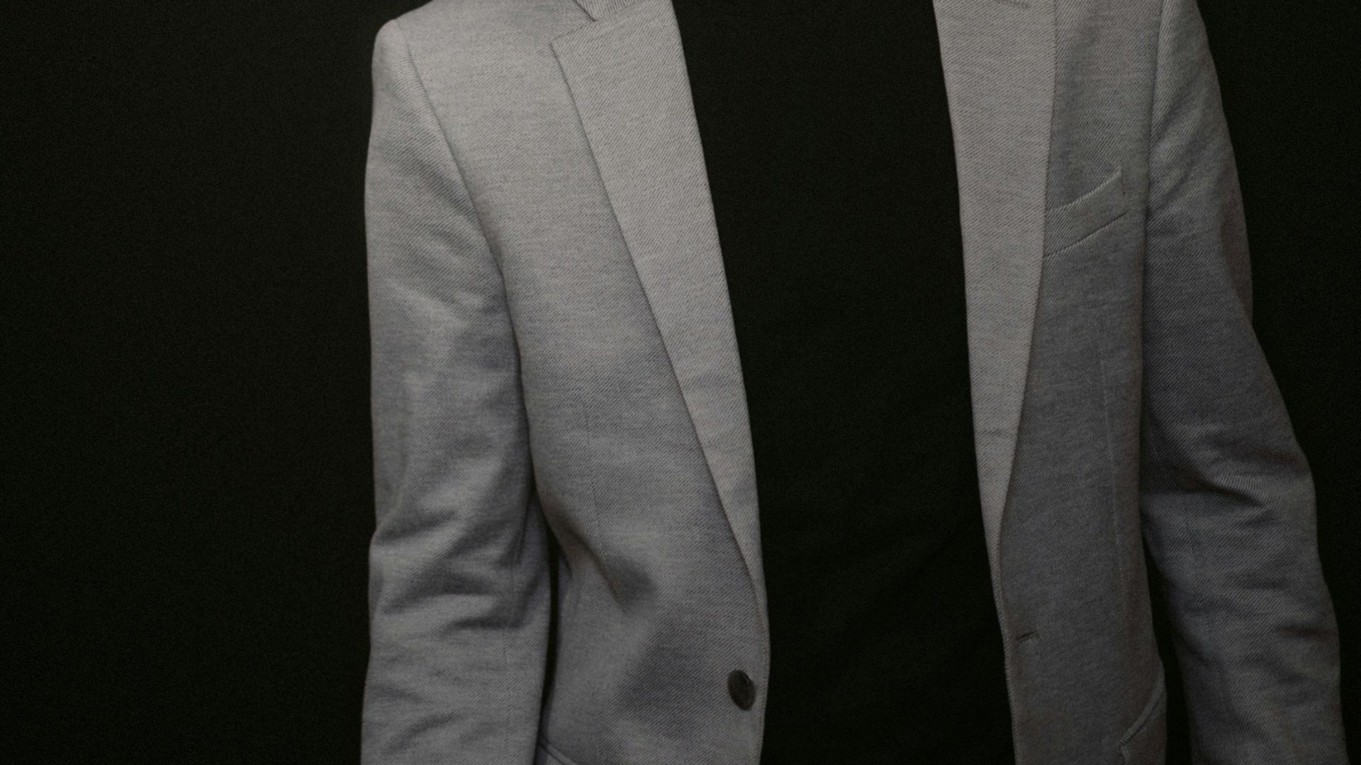 2. Une tenue monochrome dans les tons de gris