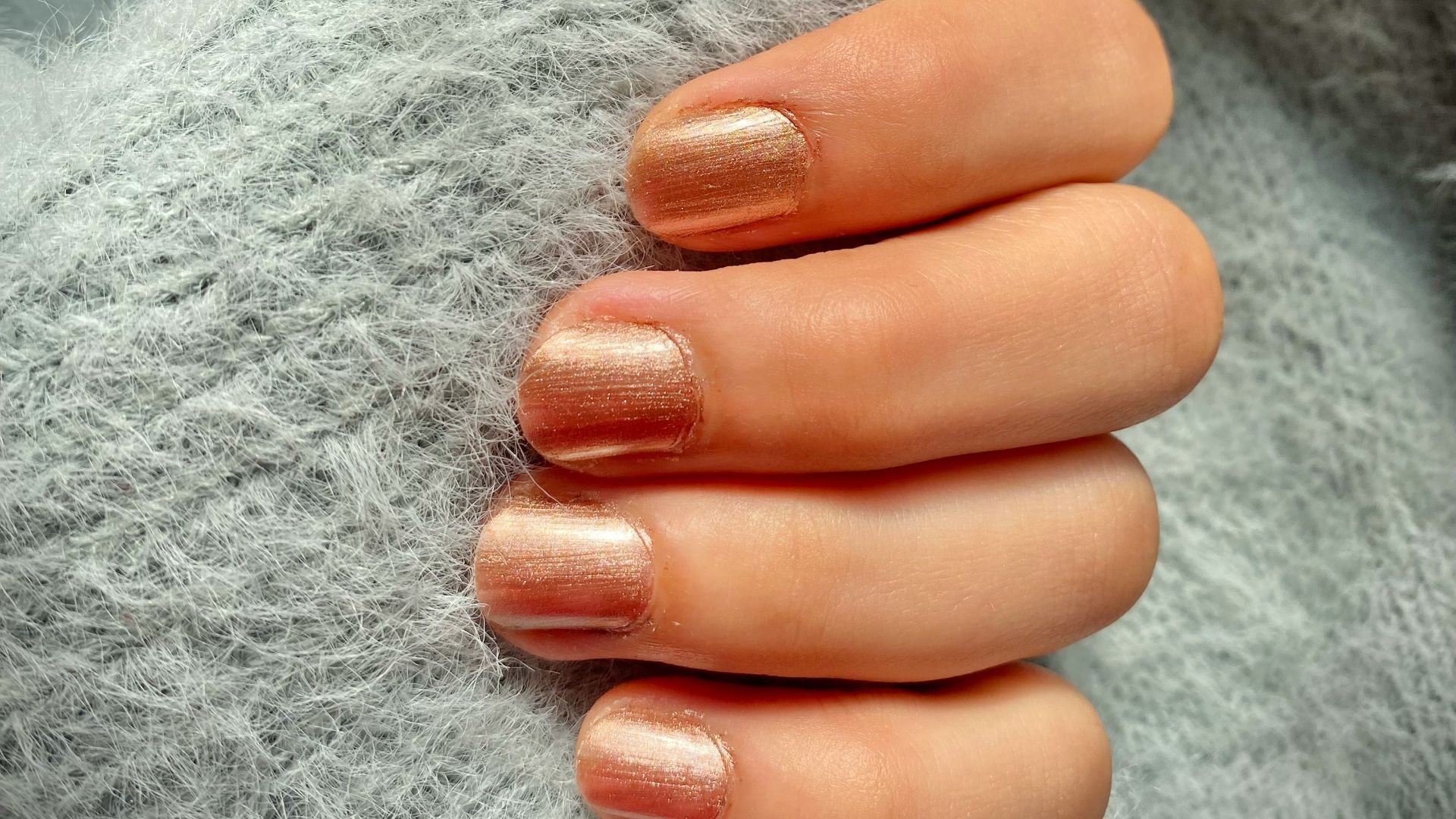 20. Ongles rose doré métallisé