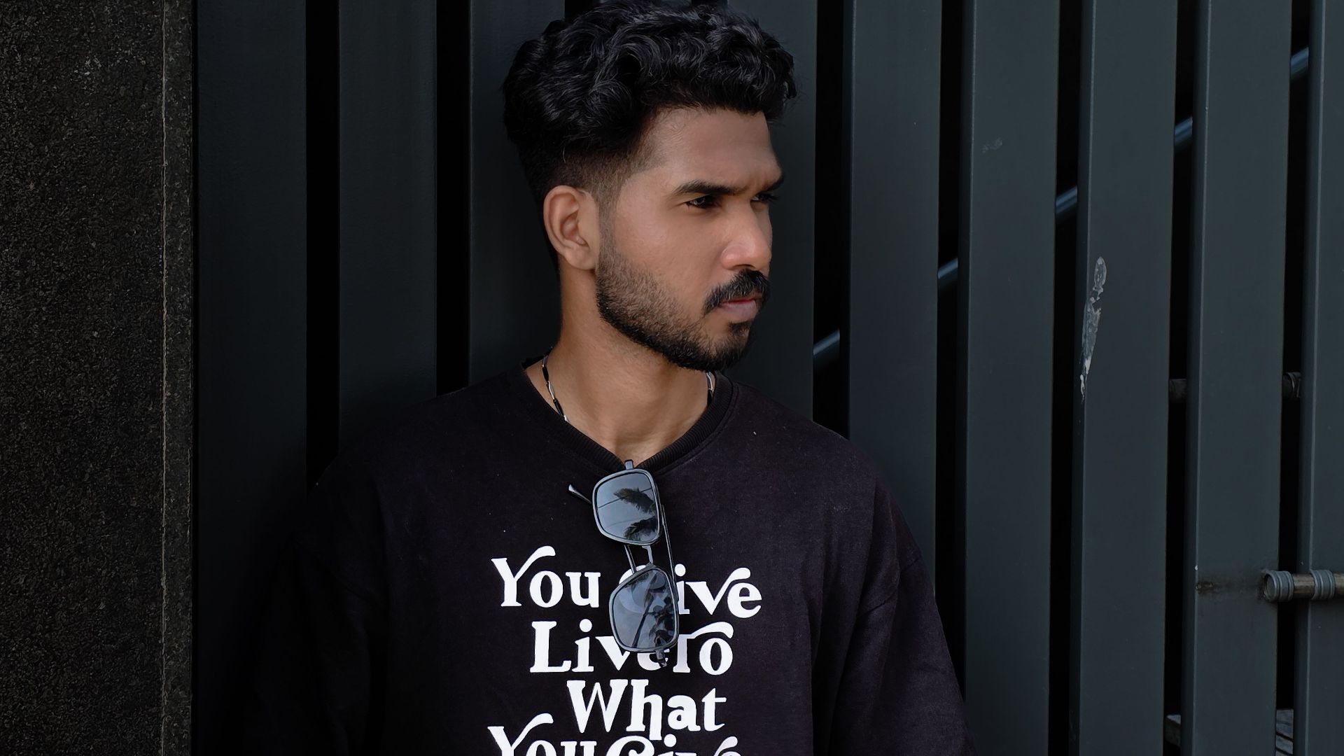 13. Porter un t-shirt avec un slogan provocateur devant des gens qui ne comprennent pas la blague