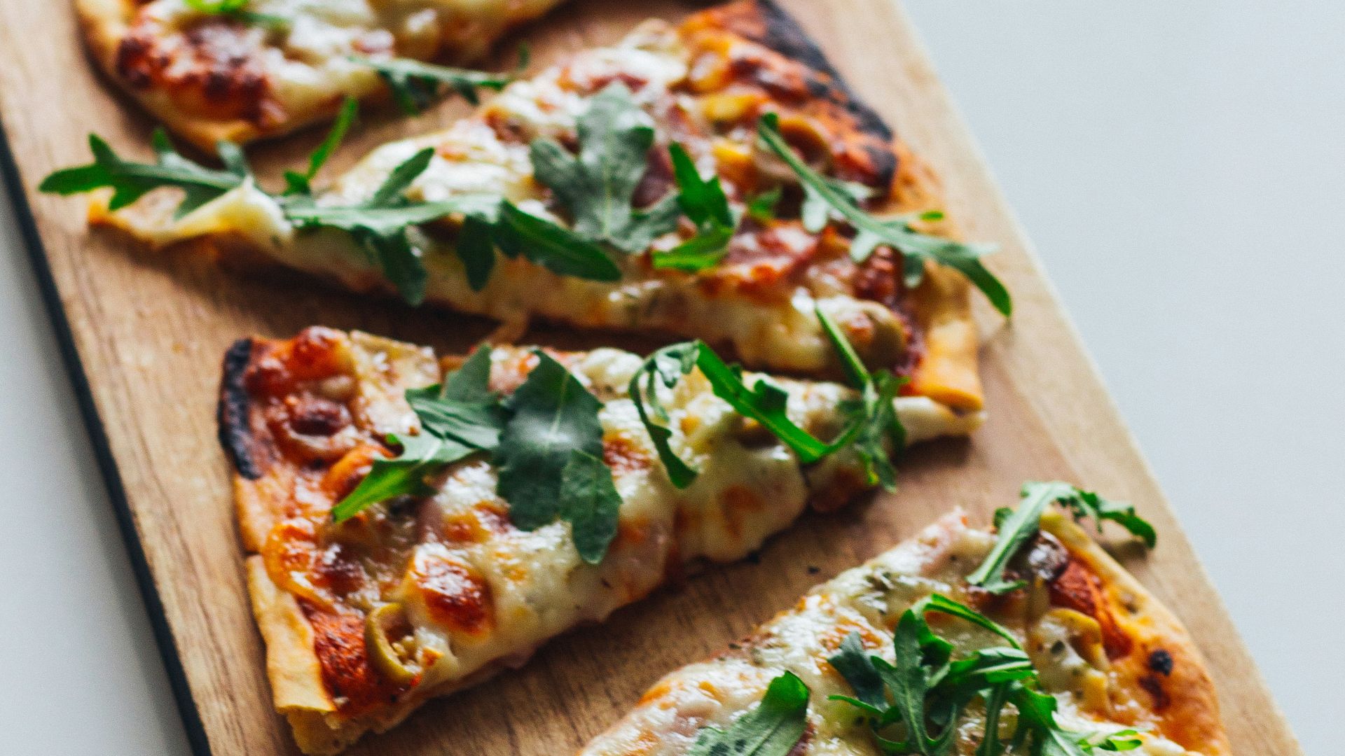 18. Pizza sur pain plat