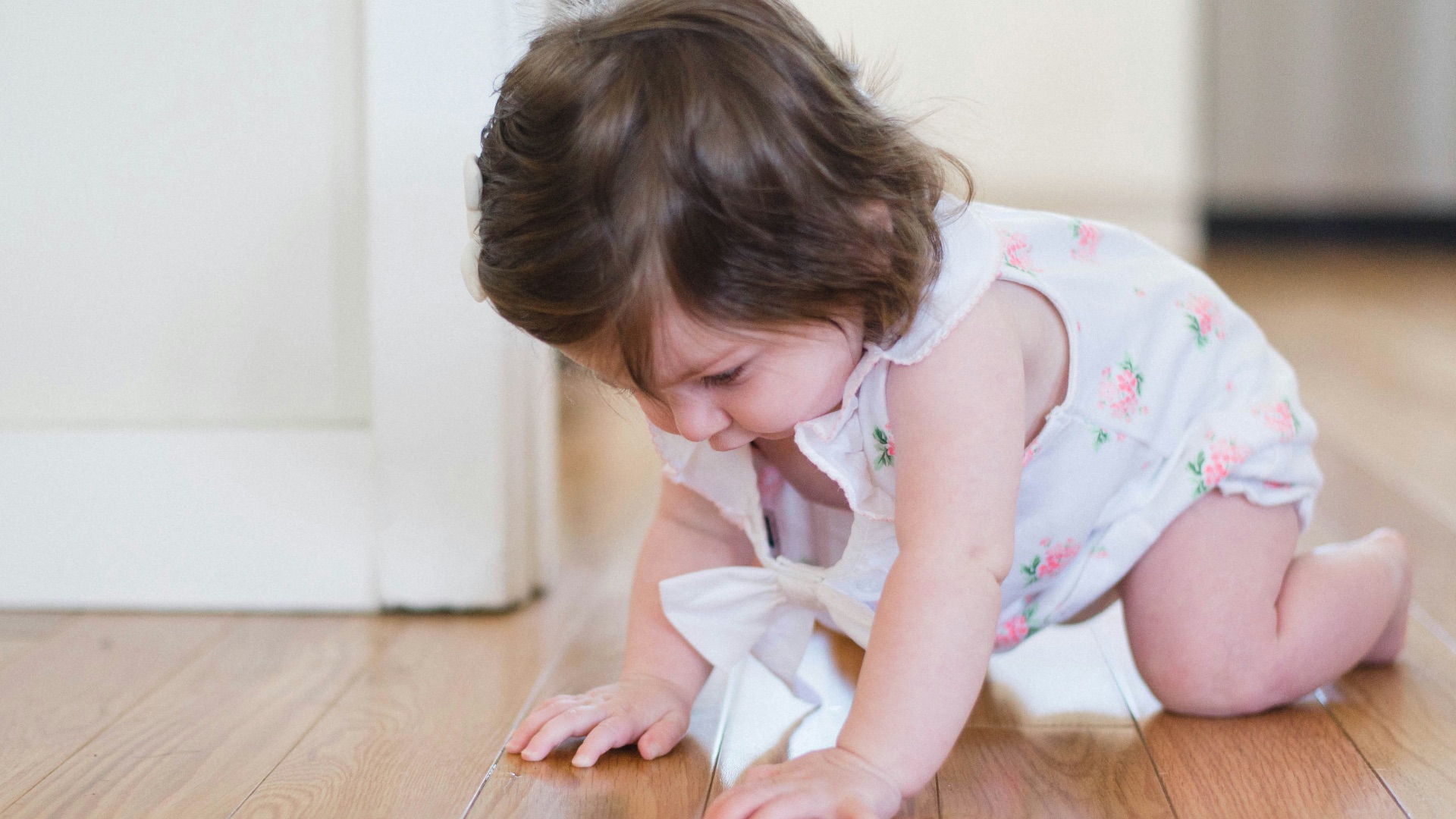 18. Les enfants qui se faufilent sous les portes des cabines