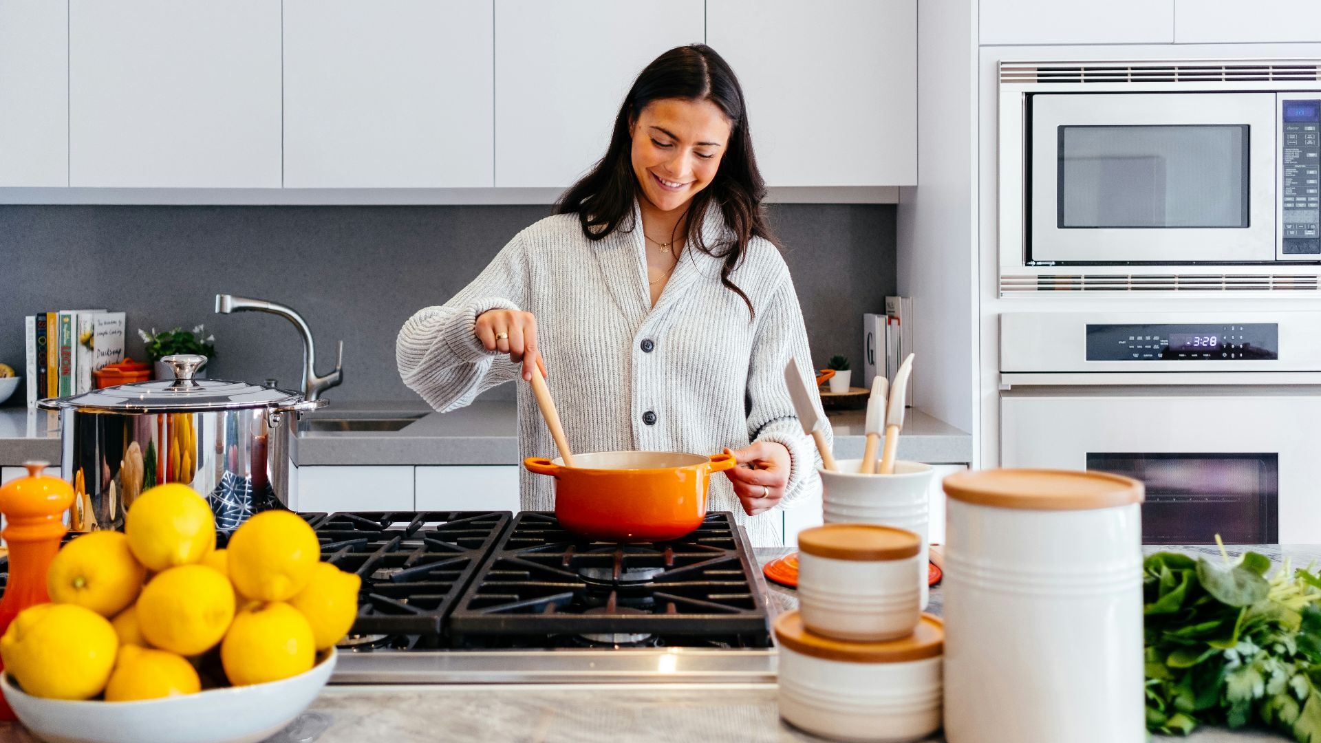 17. Elle lui prépare son plat préféré sans qu'il le lui demande
