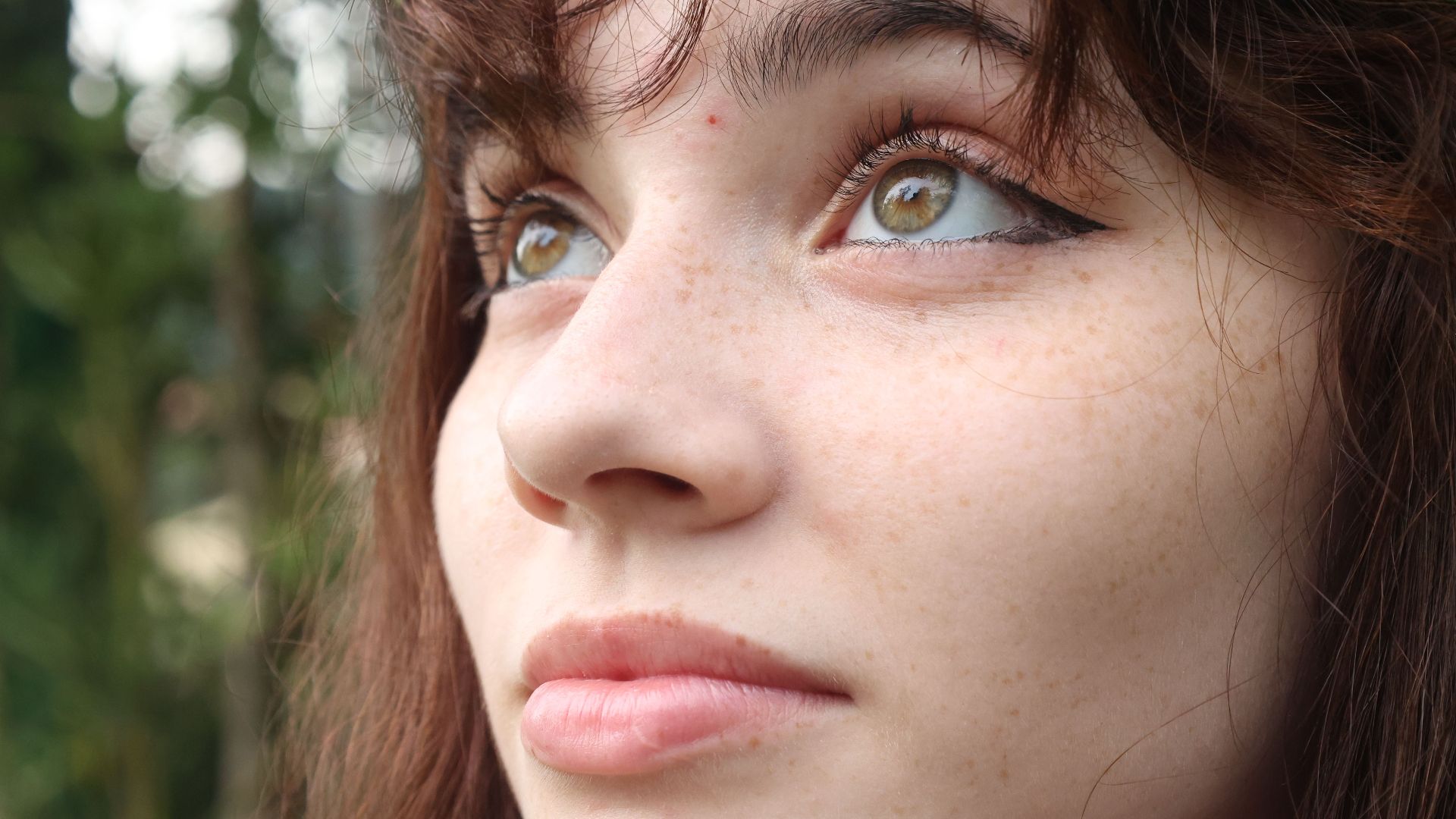 16. Leur regard s'attarde un instant de trop