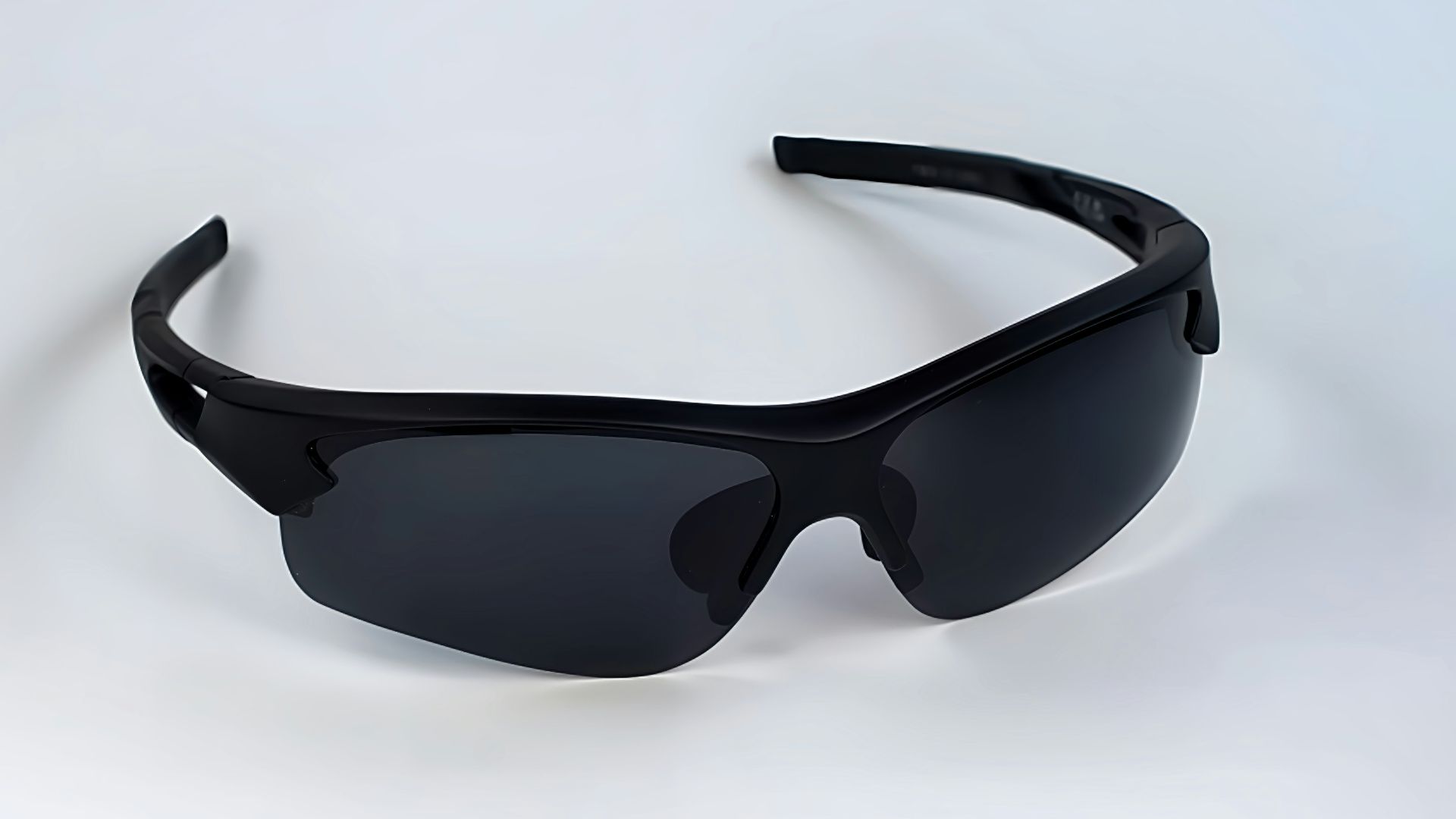 16. Lunettes de soleil enveloppantes