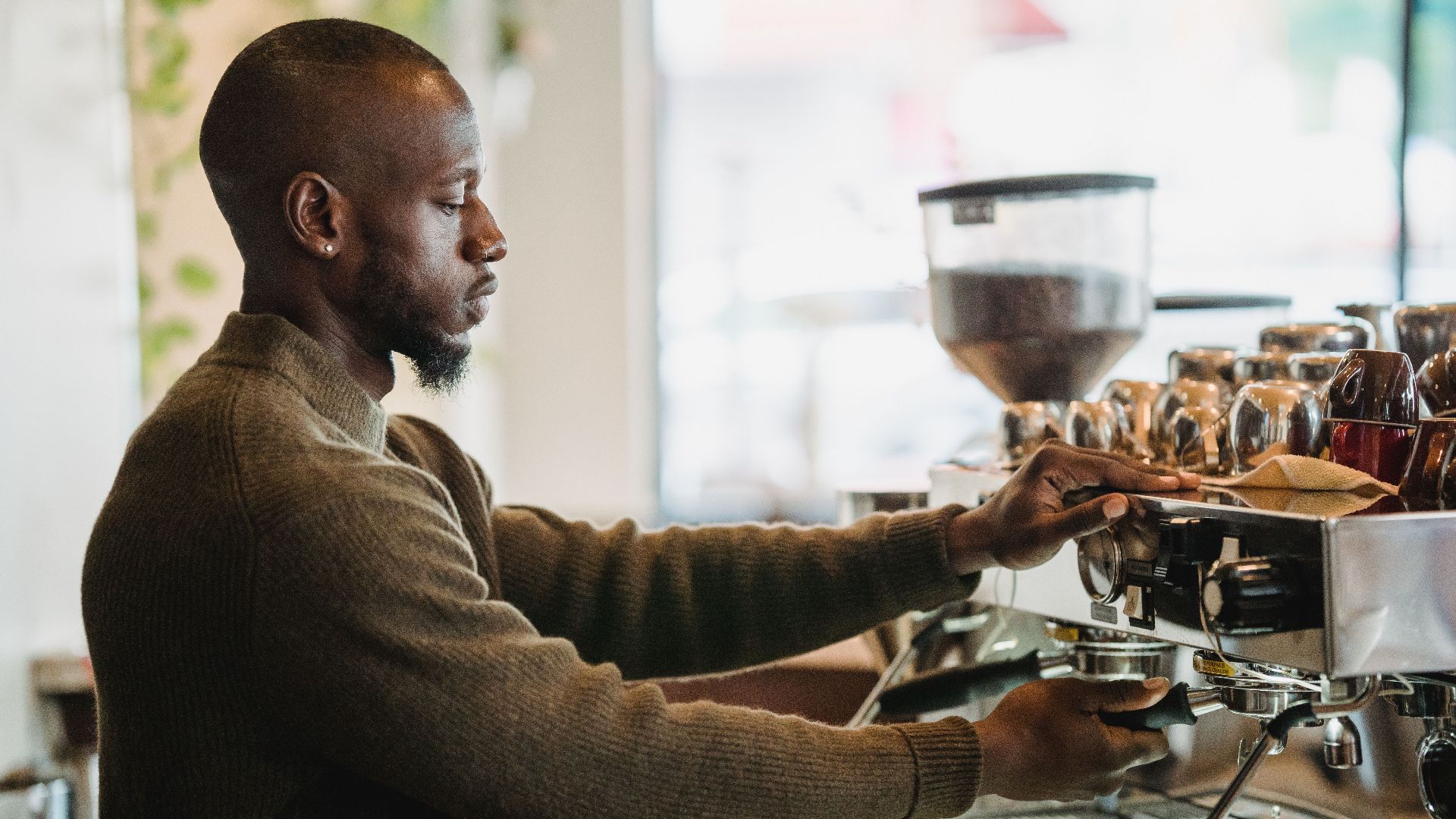 3. Il lui prépare un café sans qu'elle le lui demande