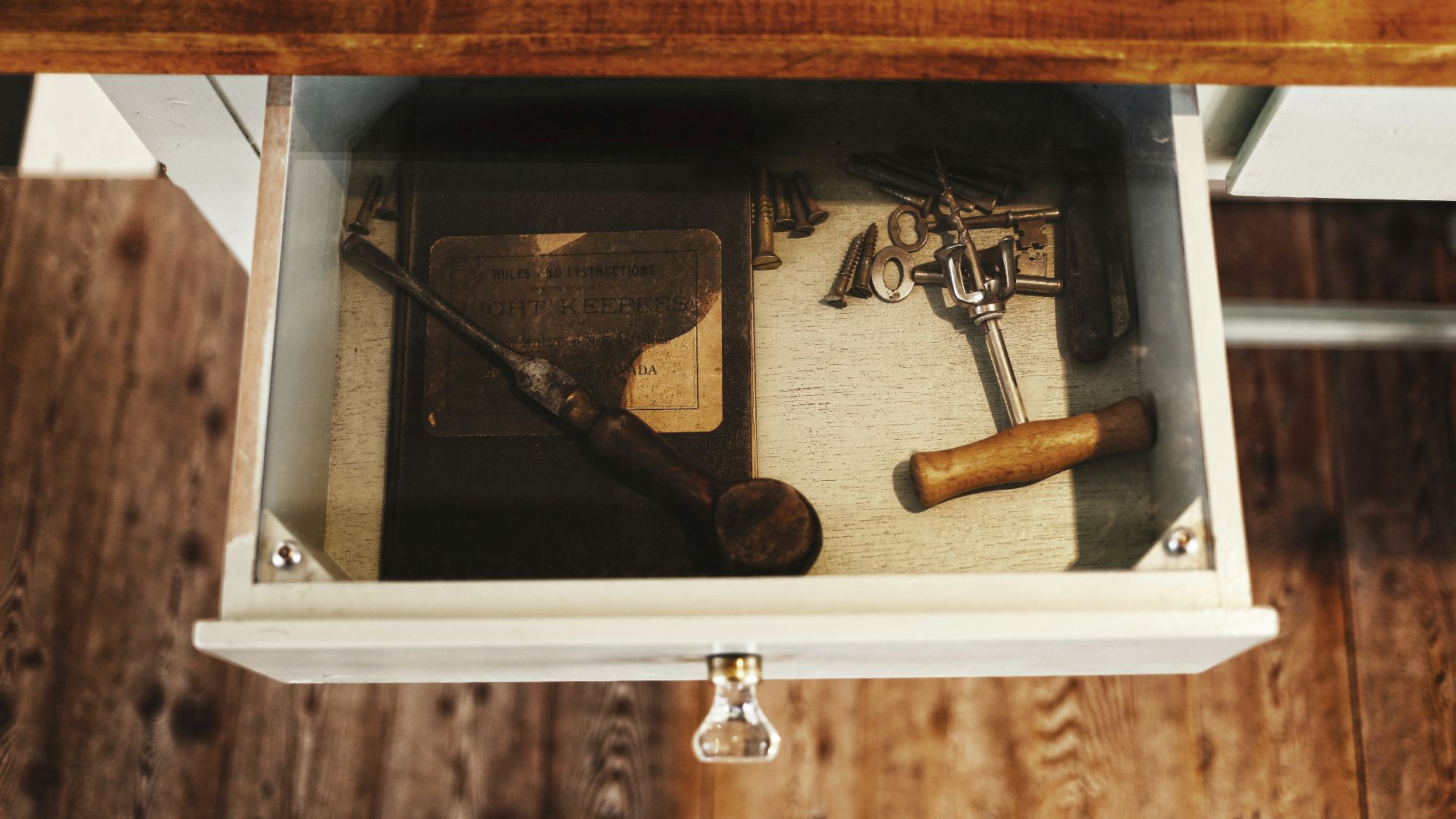 16. Le tiroir à bric-à-brac