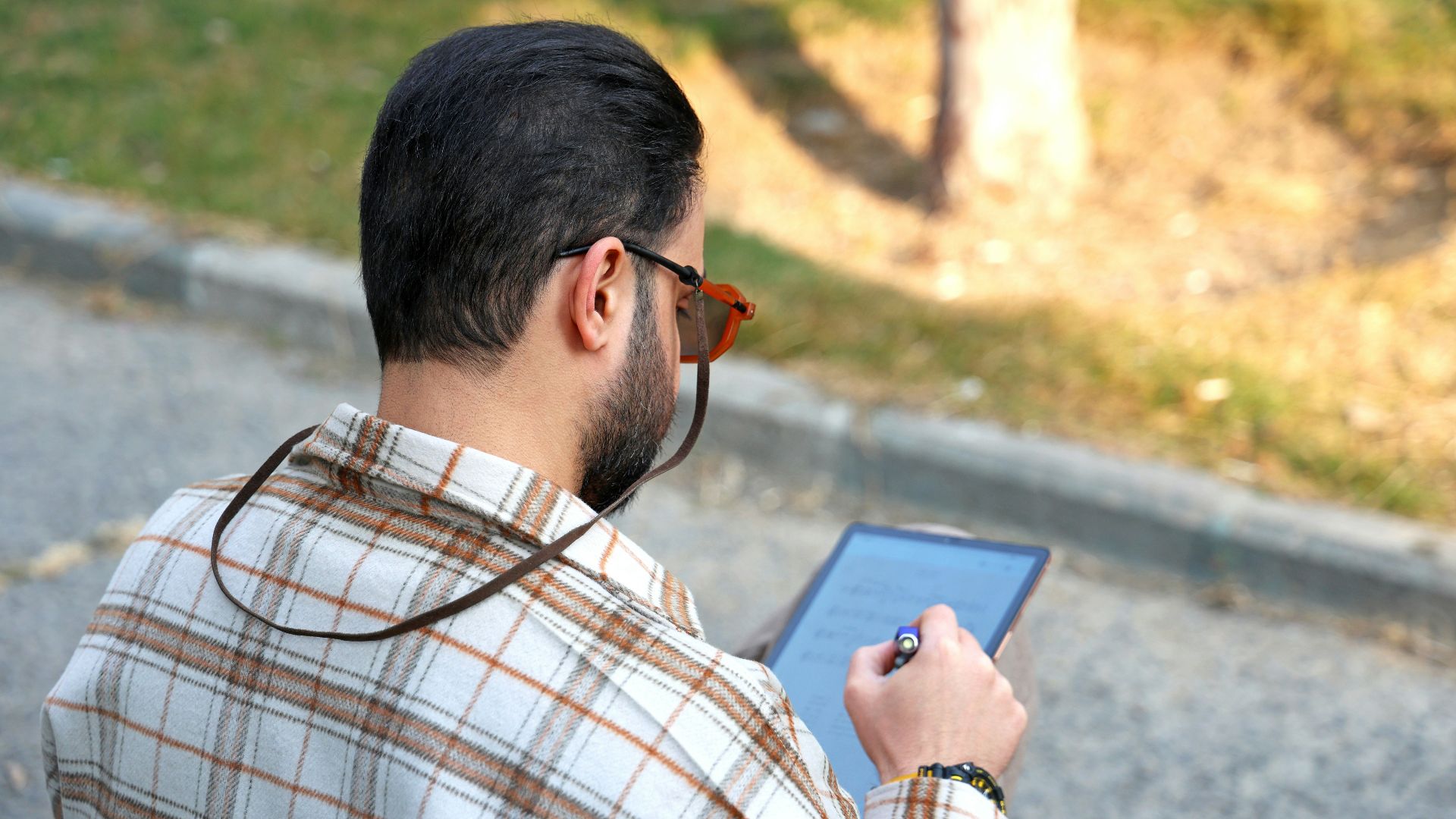 19. Grandes lunettes de lecture en métal avec cordon autour du cou