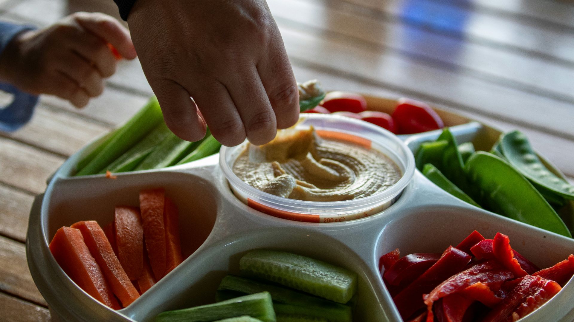 10. Bâtonnets de légumes et sauce houmous