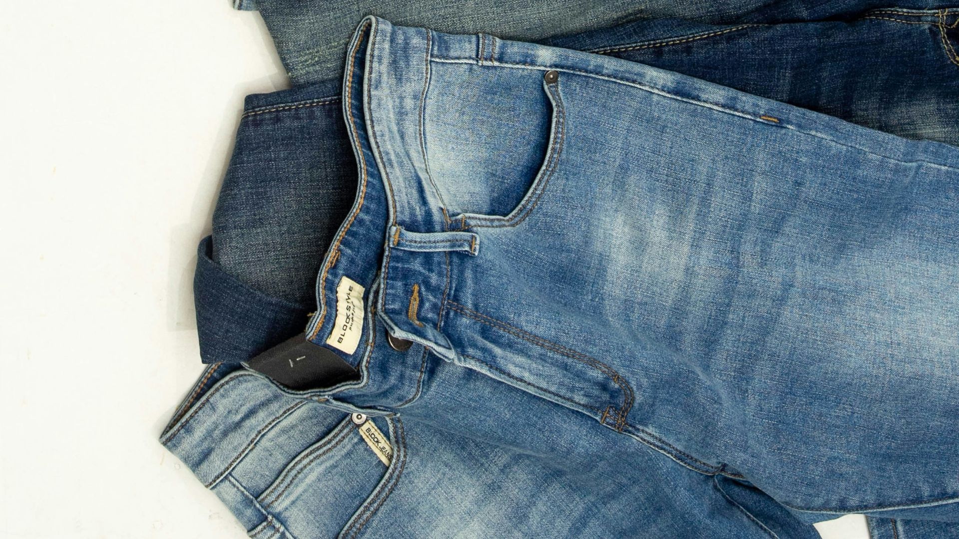 1. Jeans bleus