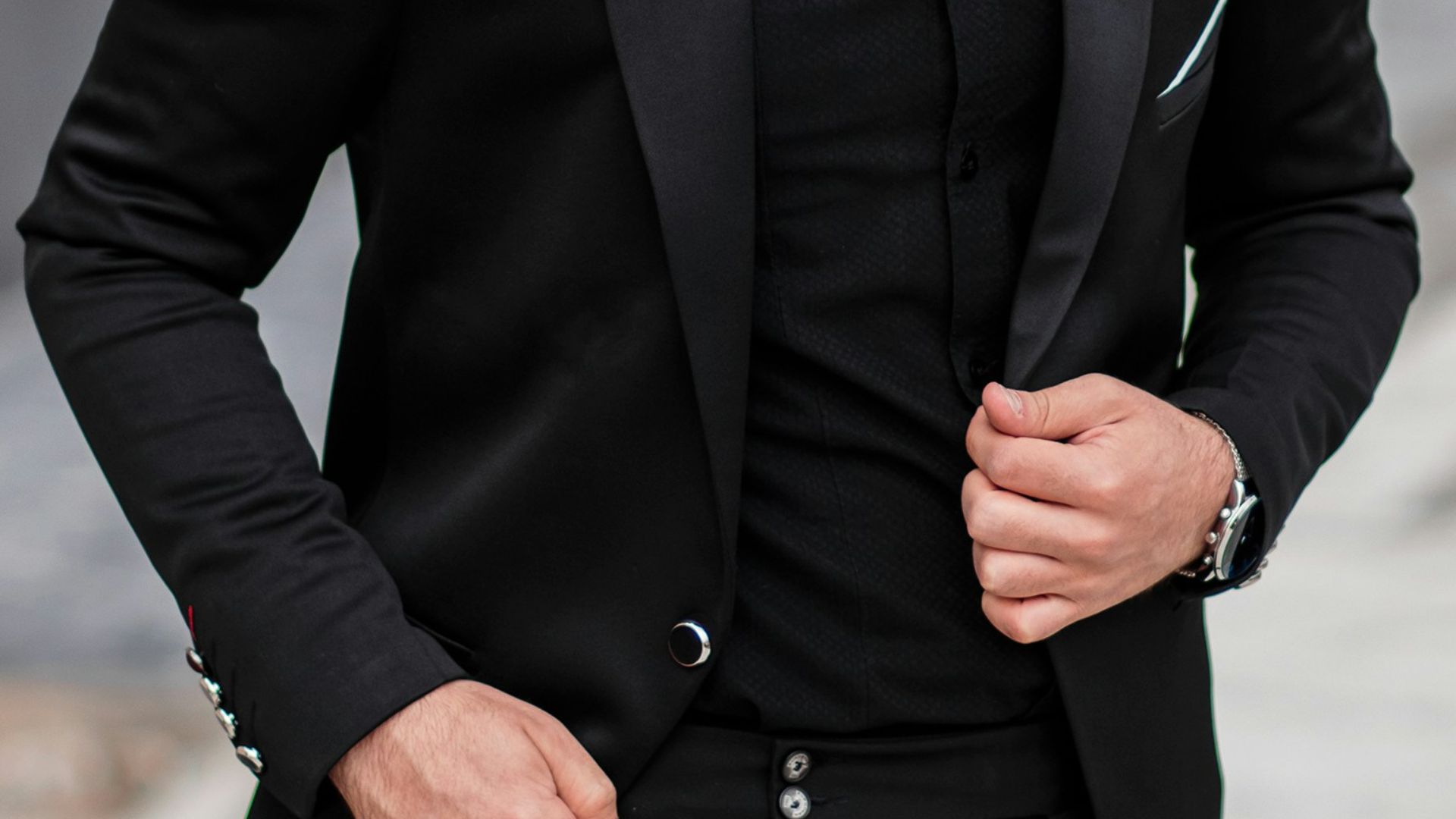 12. Un blazer noir et un jean foncé
