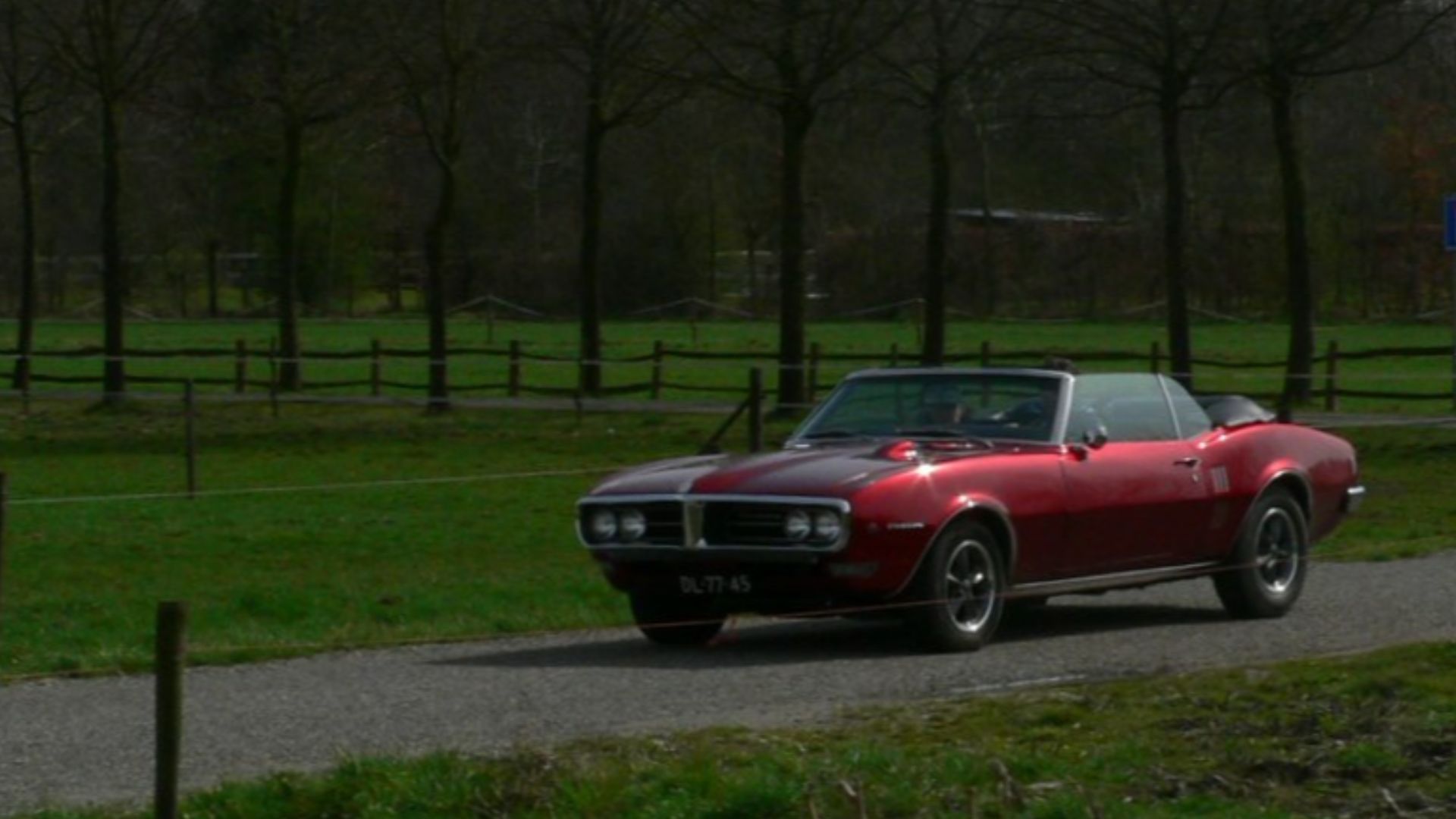 7. Tachymètre monté sur le capot d'une Pontiac Firebird de 1967