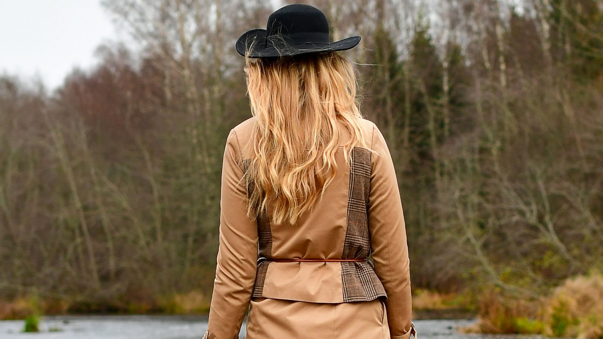9. Un manteau couleur camel avec des vêtements noirs