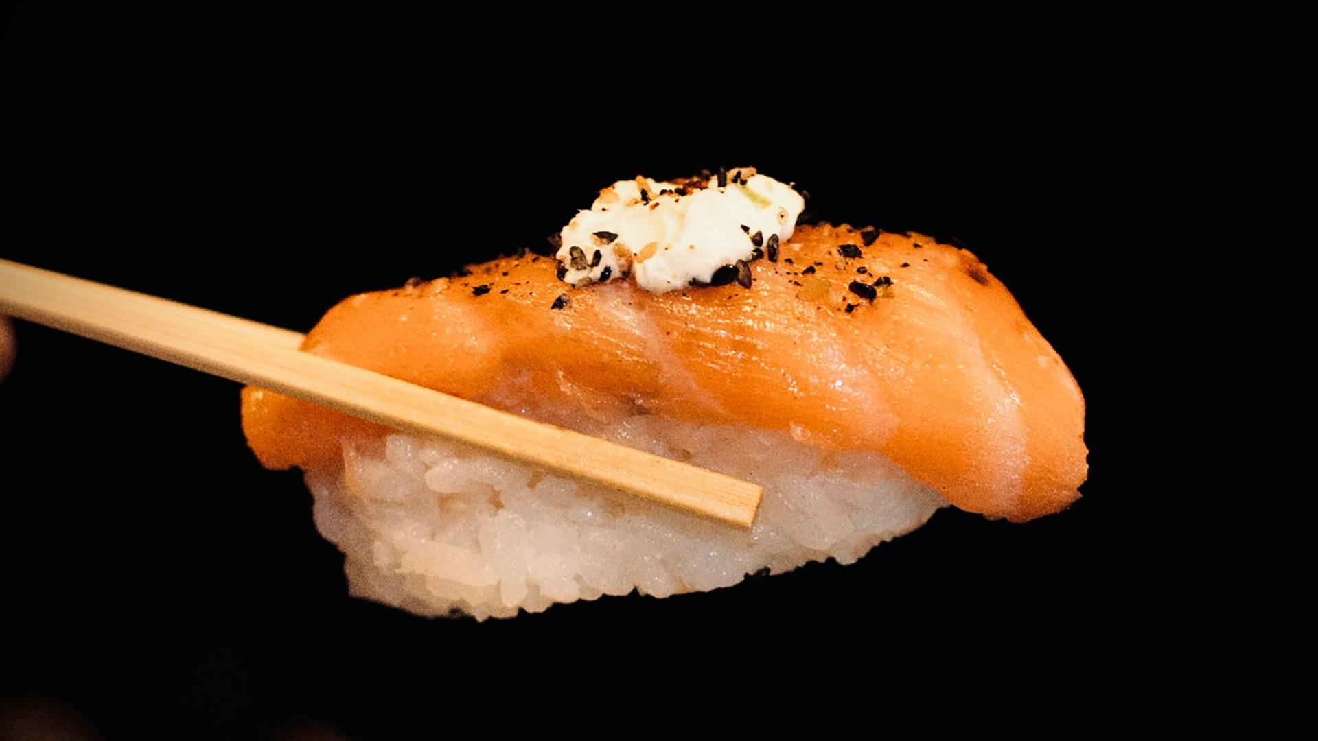 7. Mordre un sushi ou un nigiri en deux