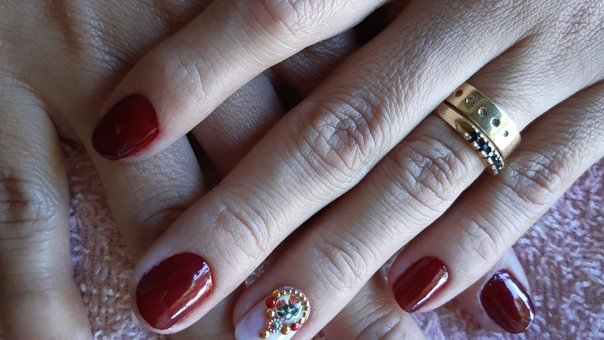 4. Ongles bordeaux foncé