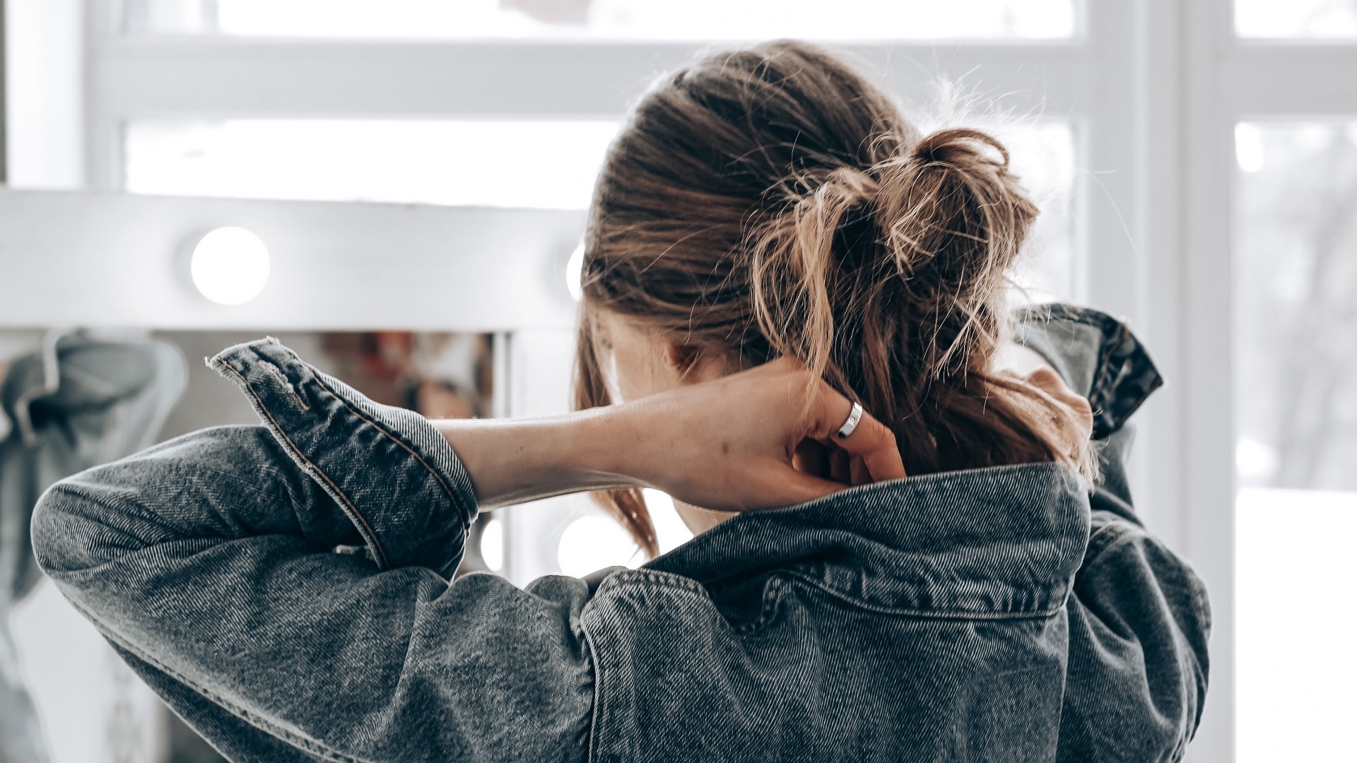9. Un chignon décoiffé