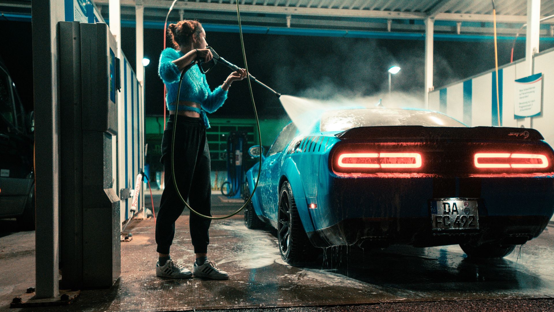 10 habitudes de lavage de voiture qui protègent la peinture et 10 qui l’abîment petit à petit