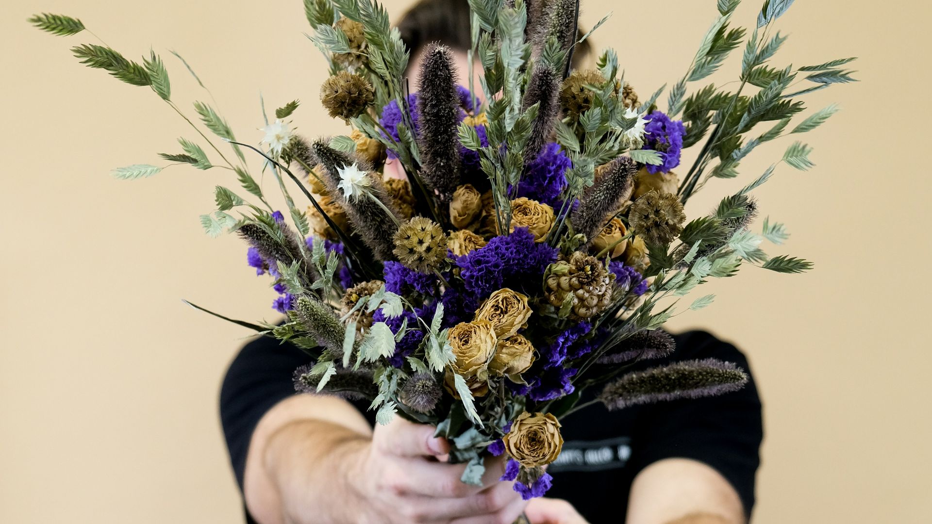 6. Il t'apporte des fleurs sans raison particulière