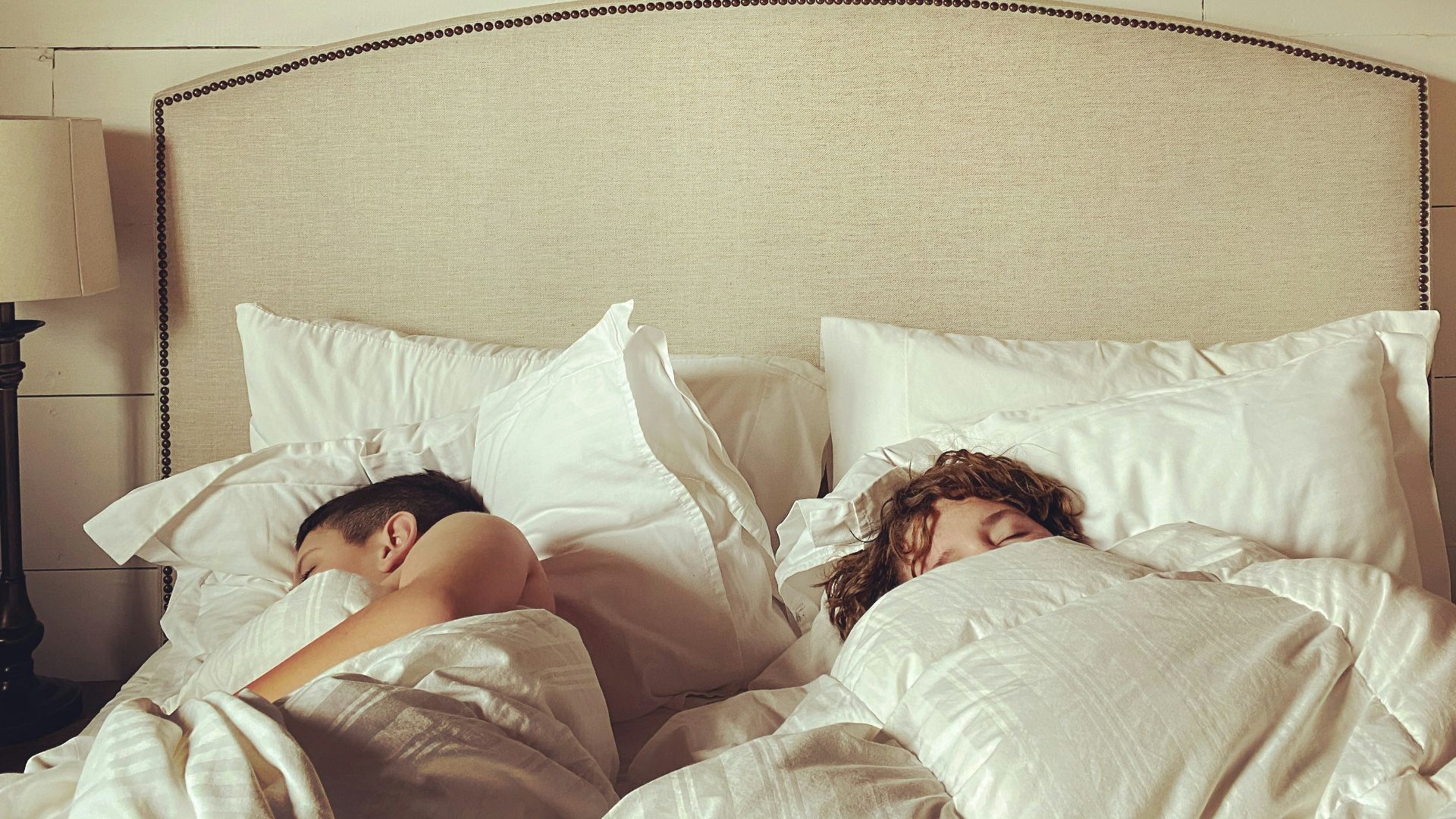 6. Dormir sur le côté en gardant le menton baissé