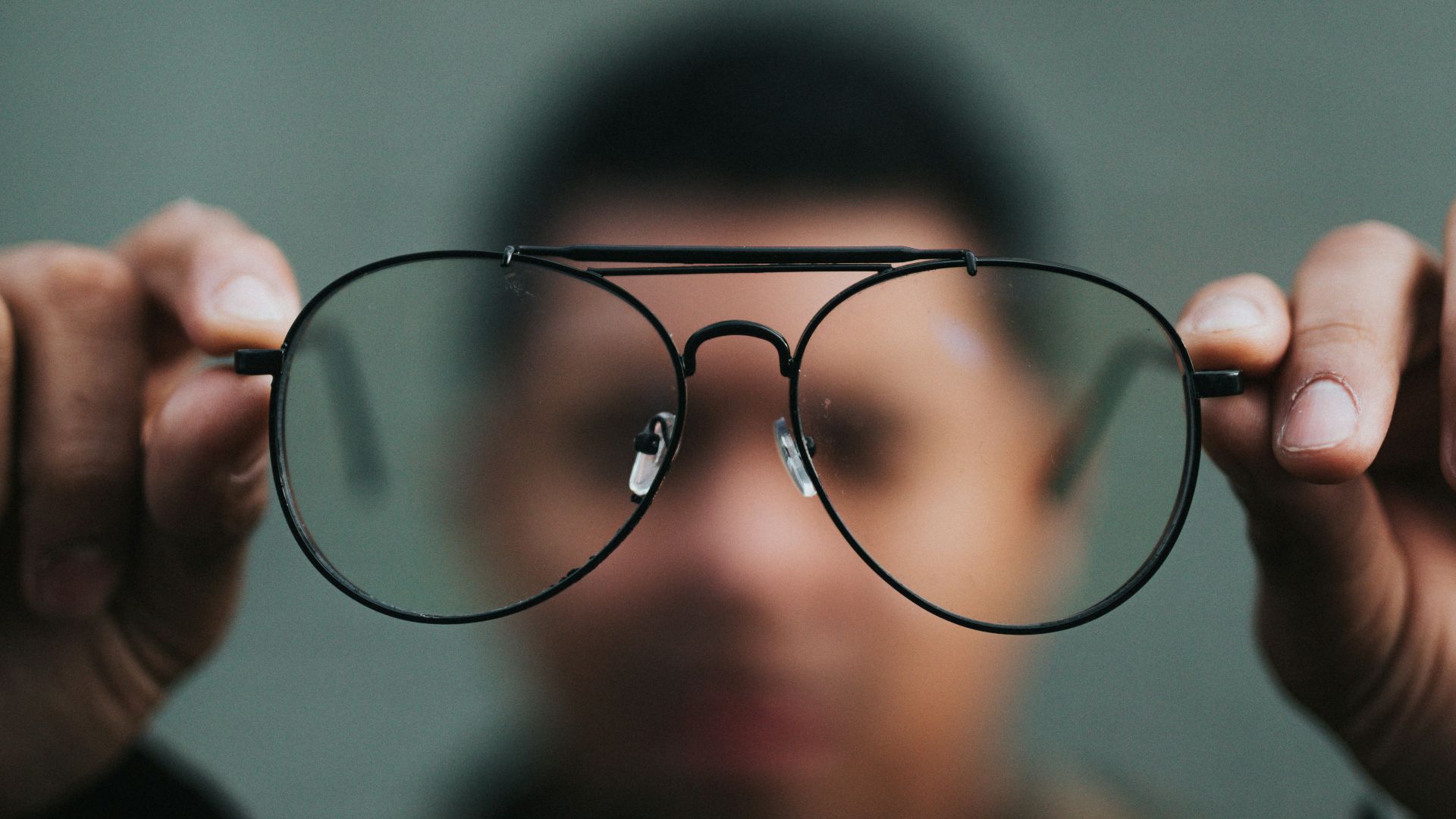 12. Plisser les yeux au lieu de porter des lunettes