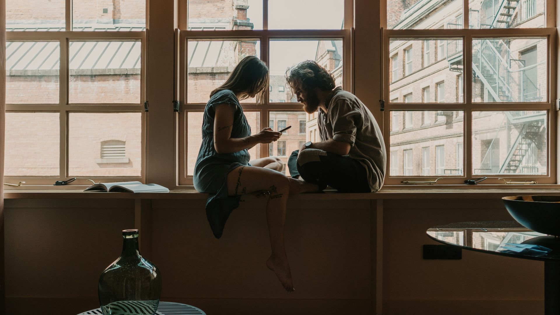 13. Elle trouve des prétextes pour passer du temps ensemble