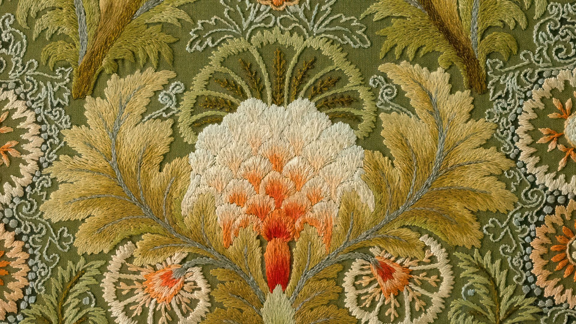 18. Broderie en relief très élaborée
